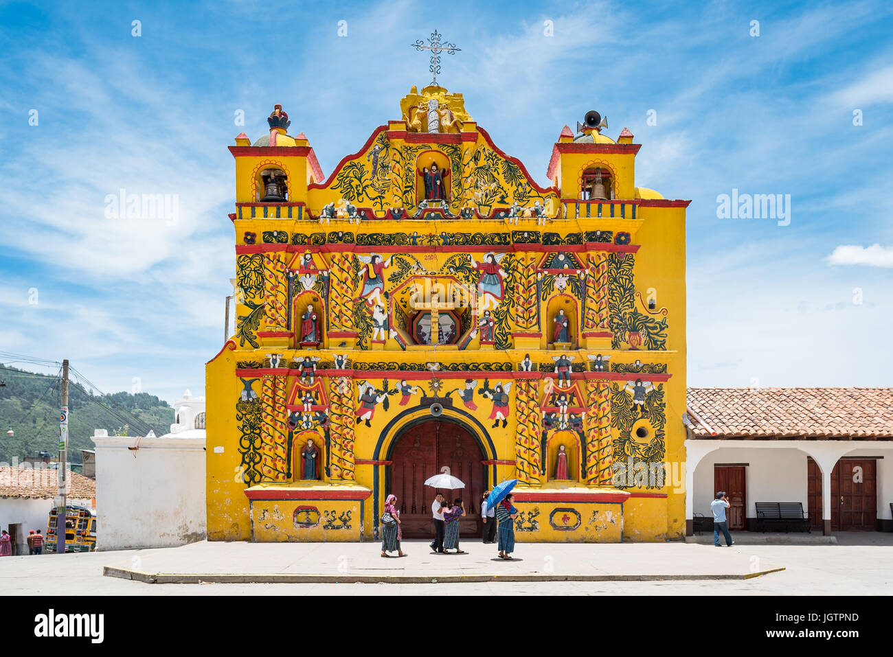 Ein kleines Dorf im westlichen Hochland von Guatemala, San Andrés Xecul ist Heimat einer bunt bemalten katholischen Kirche geschmückt mit einer faszinierenden Auswahl Stockfoto