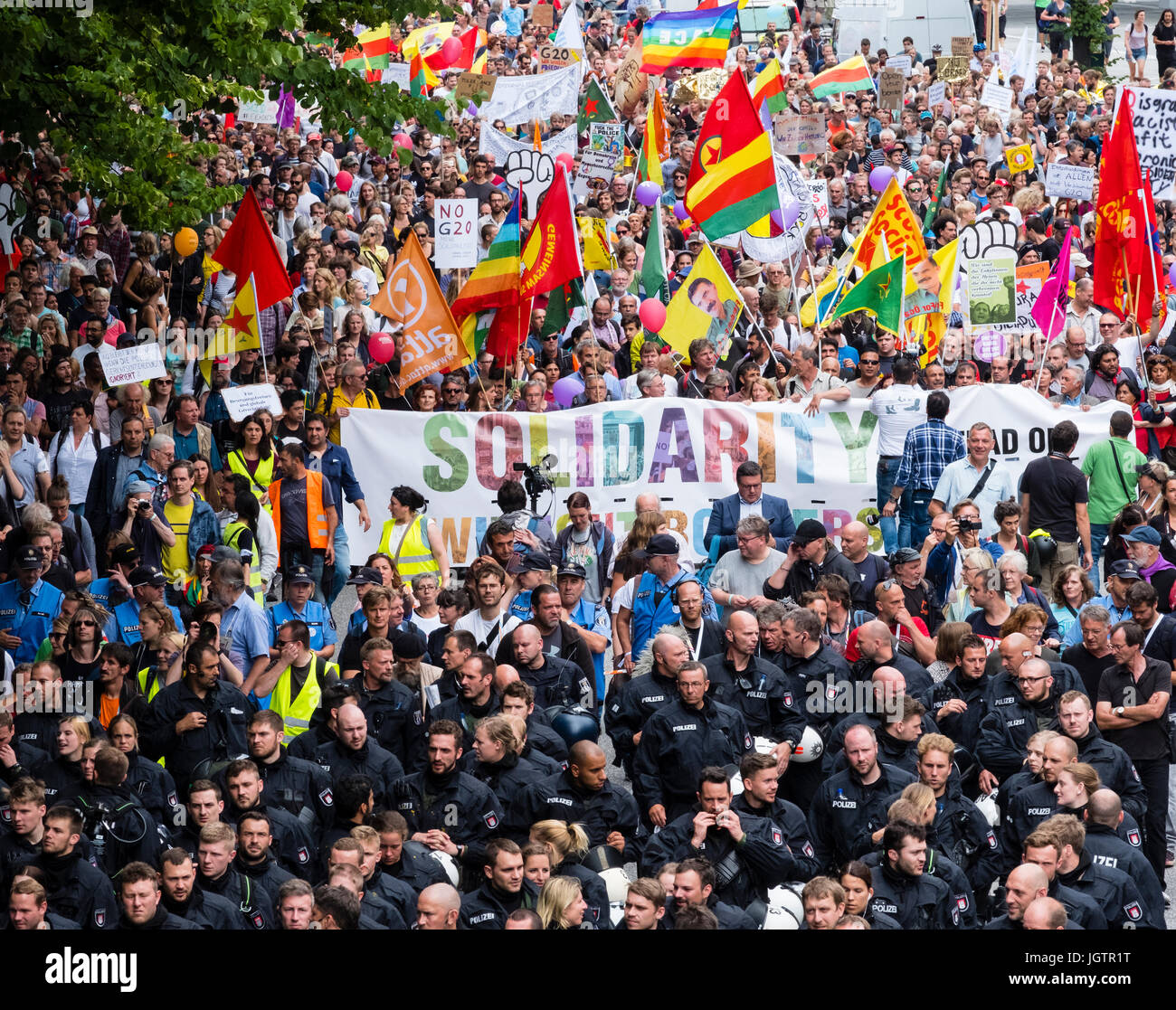 8. Juli 2017. Hamburg, Deutschland. große Demonstration marschieren durch zentrale Hamburg protestiert gegen G20-Gipfel in der Stadt. Hier große Gruppe der Polizei Stockfoto