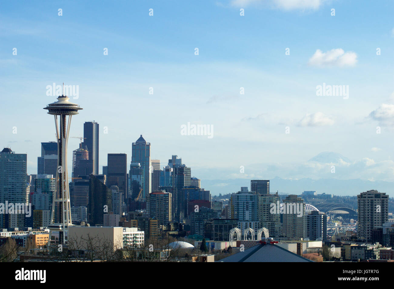 SEATTLE, WASHINGTON, USA - 24. Januar 2017: Seattle Skyline Panorama von Kerry Park tagsüber Licht mit Mount Rainier im Hintergrund gesehen. Seattle ist die größte Stadt im Bundesstaat Washington und dem pazifischen Nordwesten Nordamerikas Stockfoto