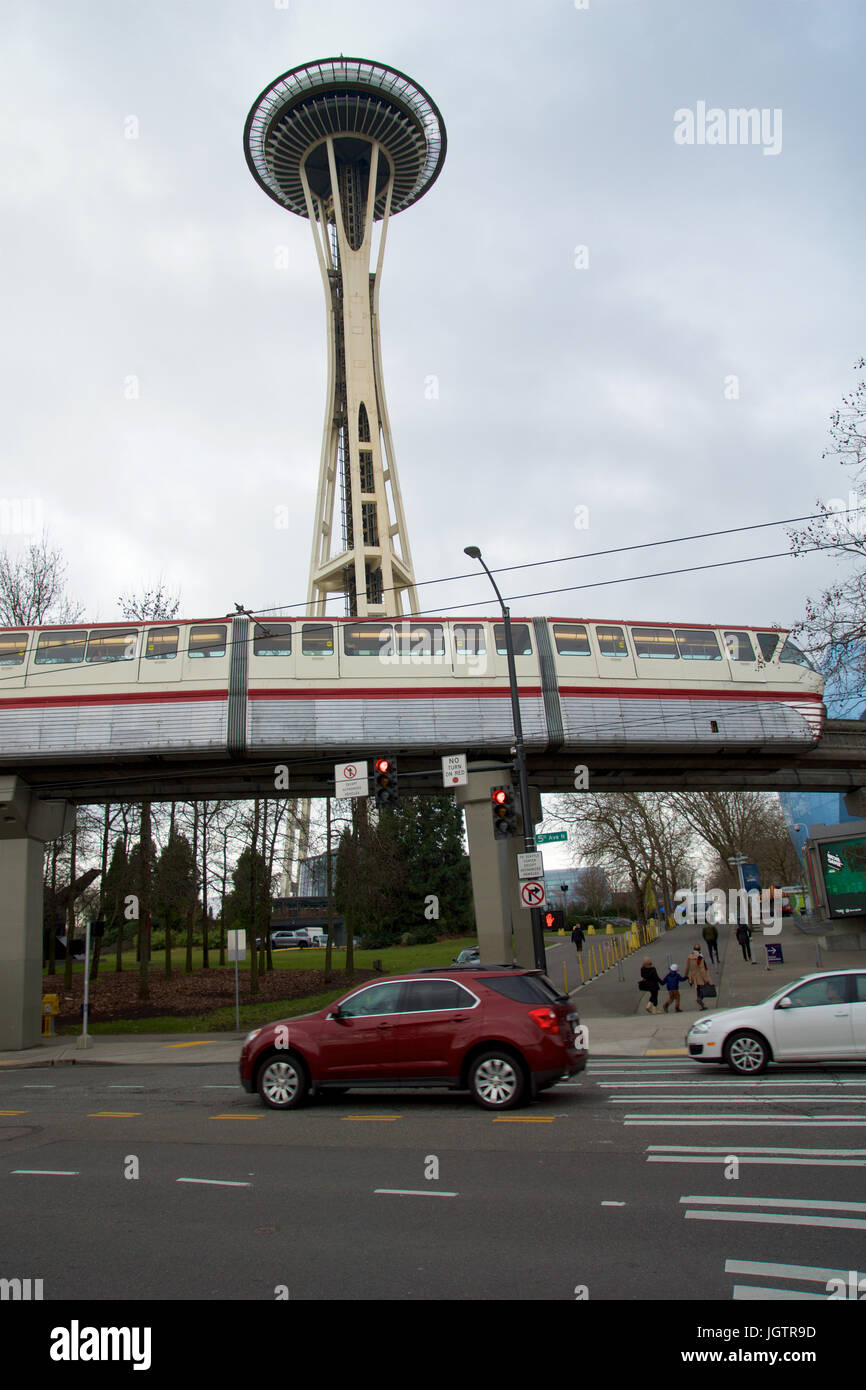 SEATTLE, WASHINGTON, USA - 24. Januar 2017: Erfahrung Musik-Projekt EMP und Seattle Monorail mit der Space Needle im Hintergrund an einem bewölkten Tag durchlaufen. EMP wurde von Frank Gehry entworfen und beherbergt viele seltene Artefakte aus der Musikgeschichte Stockfoto