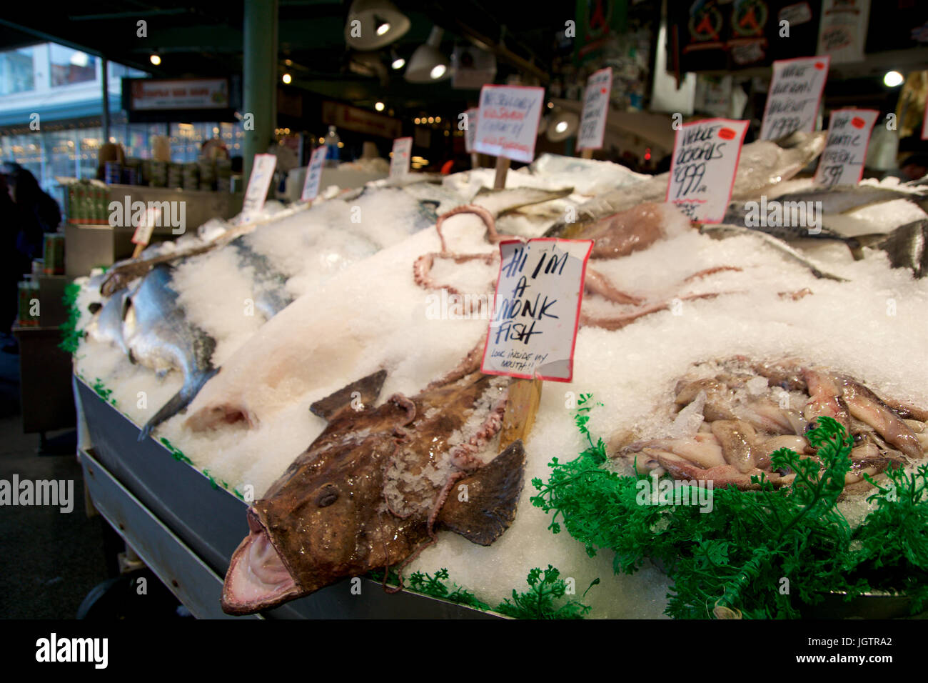 SEATTLE, WASHINGTON, USA - 24. Januar 2017: Kunden am Pike Place Fish Company warten auf Bestellung Fisch bei den berühmten Fischmarkt. Dieser Markt, eröffnet im Jahr 1930, ist bekannt für ihre Open-Air Fisch Markt Stil. Stockfoto