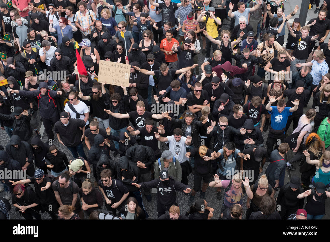 8. Juli 2017. Hamburg, Deutschland. große Demonstration marschieren durch die Hamburger Innenstadt protestieren gegen G20-Gipfel in Stadt. Gruppe schwarz Stockfoto