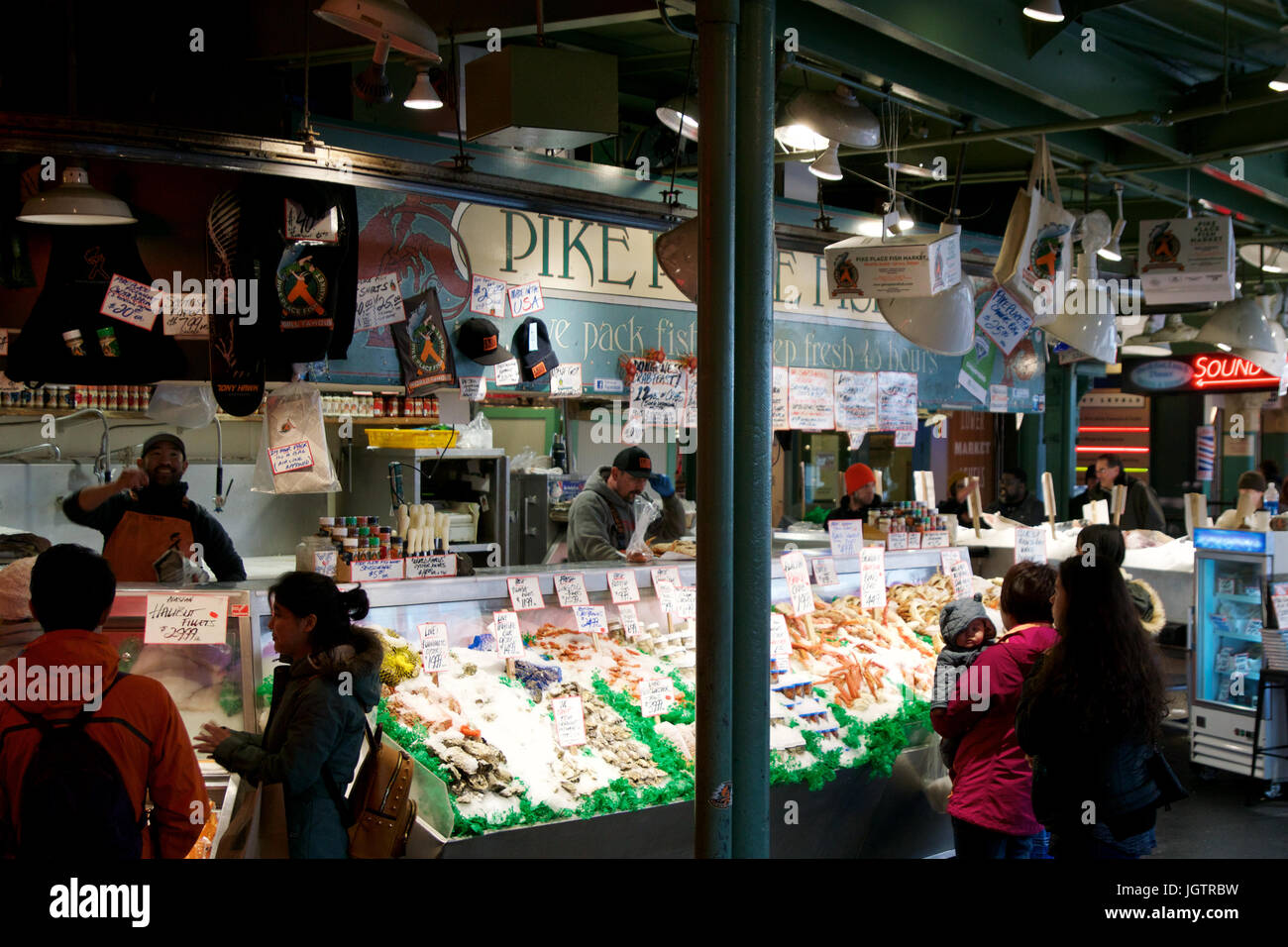 SEATTLE, WASHINGTON, USA - 24. Januar 2017: Kunden am Pike Place Fish Company warten auf Bestellung Fisch bei den berühmten Fischmarkt. Dieser Markt, eröffnet im Jahr 1930, ist bekannt für ihre Open-Air Fisch Markt Stil. Stockfoto