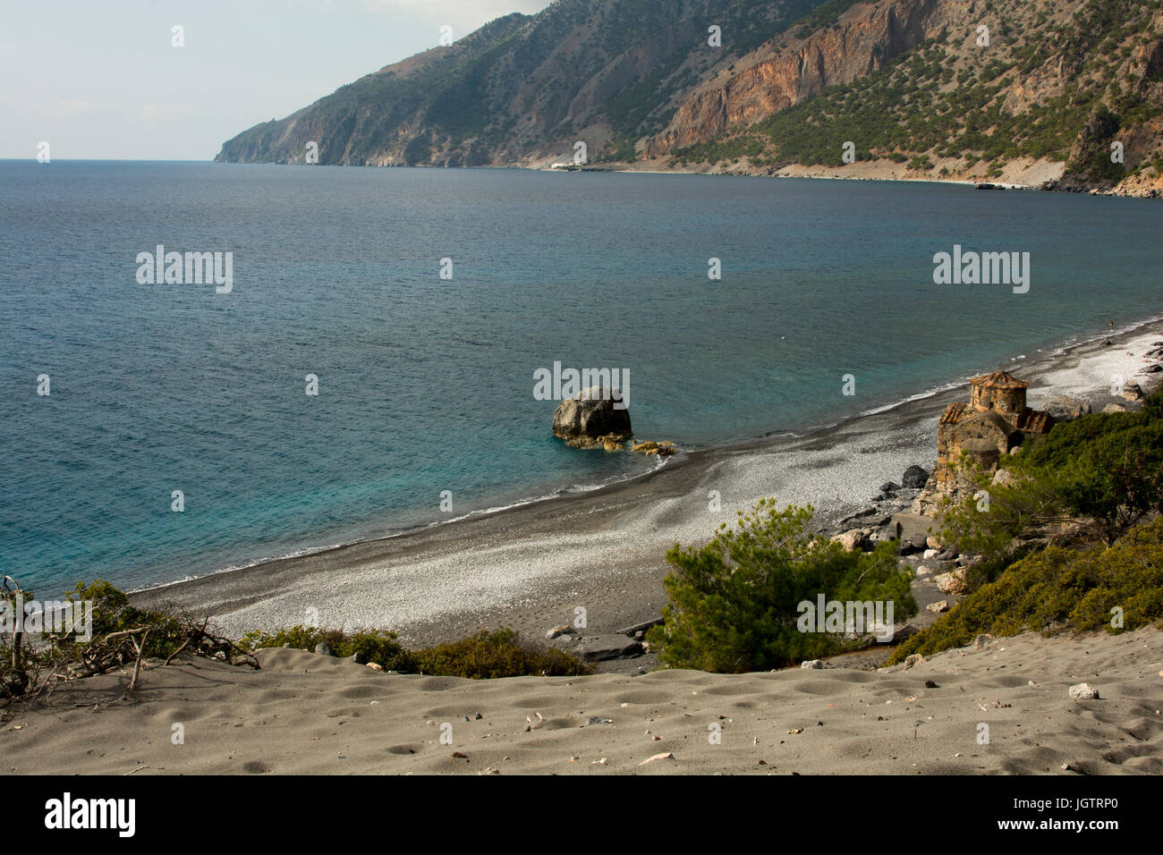 An der Küste des libyschen Meeres östlich von Agia Roumeli steht die griechisch-orthodoxe Kirche Agios Pavlos seit über tausend Jahren An der Südküste K Stockfoto