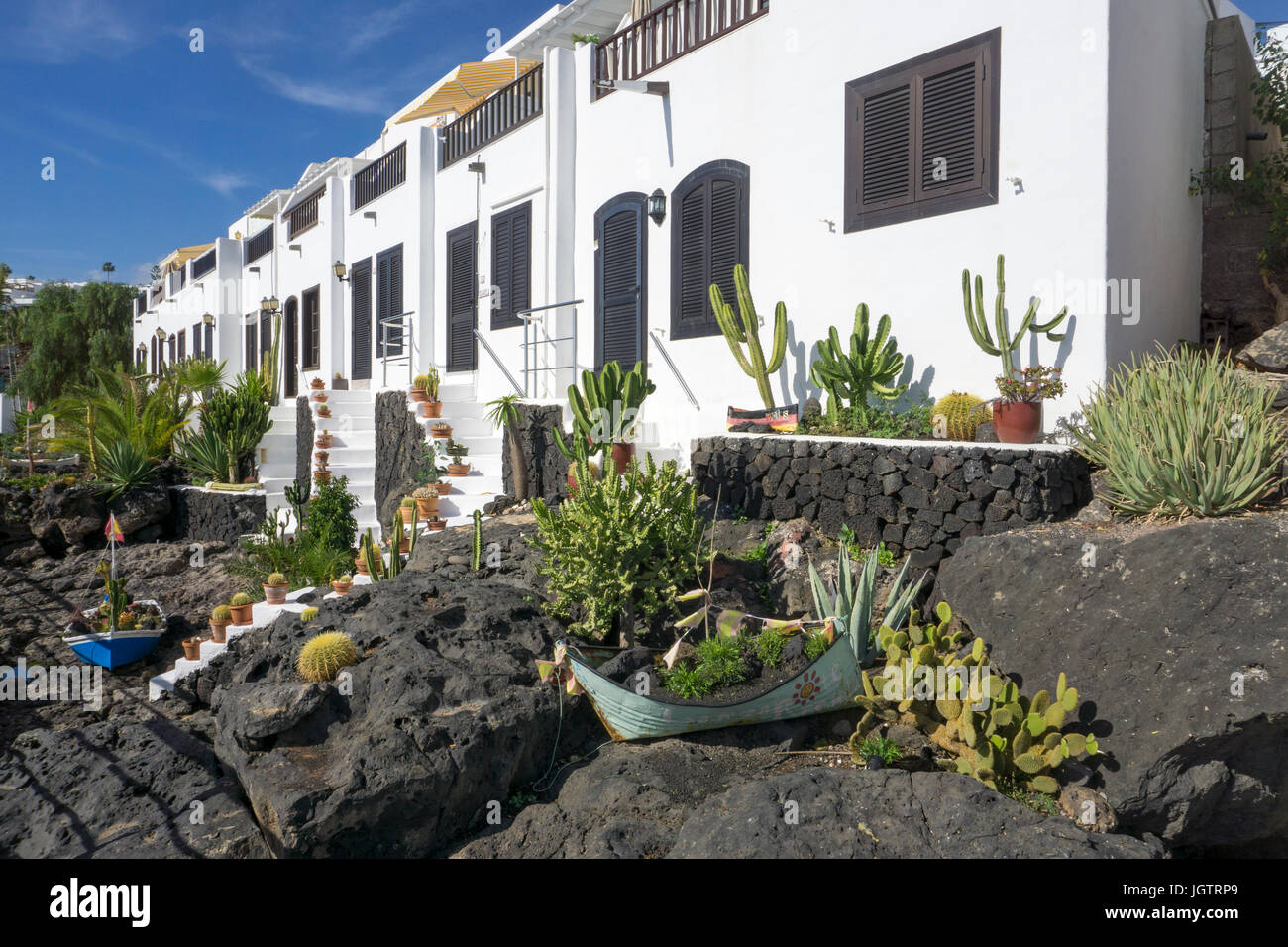 Angeln Häuser dekoriert mit Lava Vorgarten am Fischerhafen La Tinosa bei Puerto del Carmen, Lanzarote, Kanarische Inseln, Spanien, Europa Stockfoto