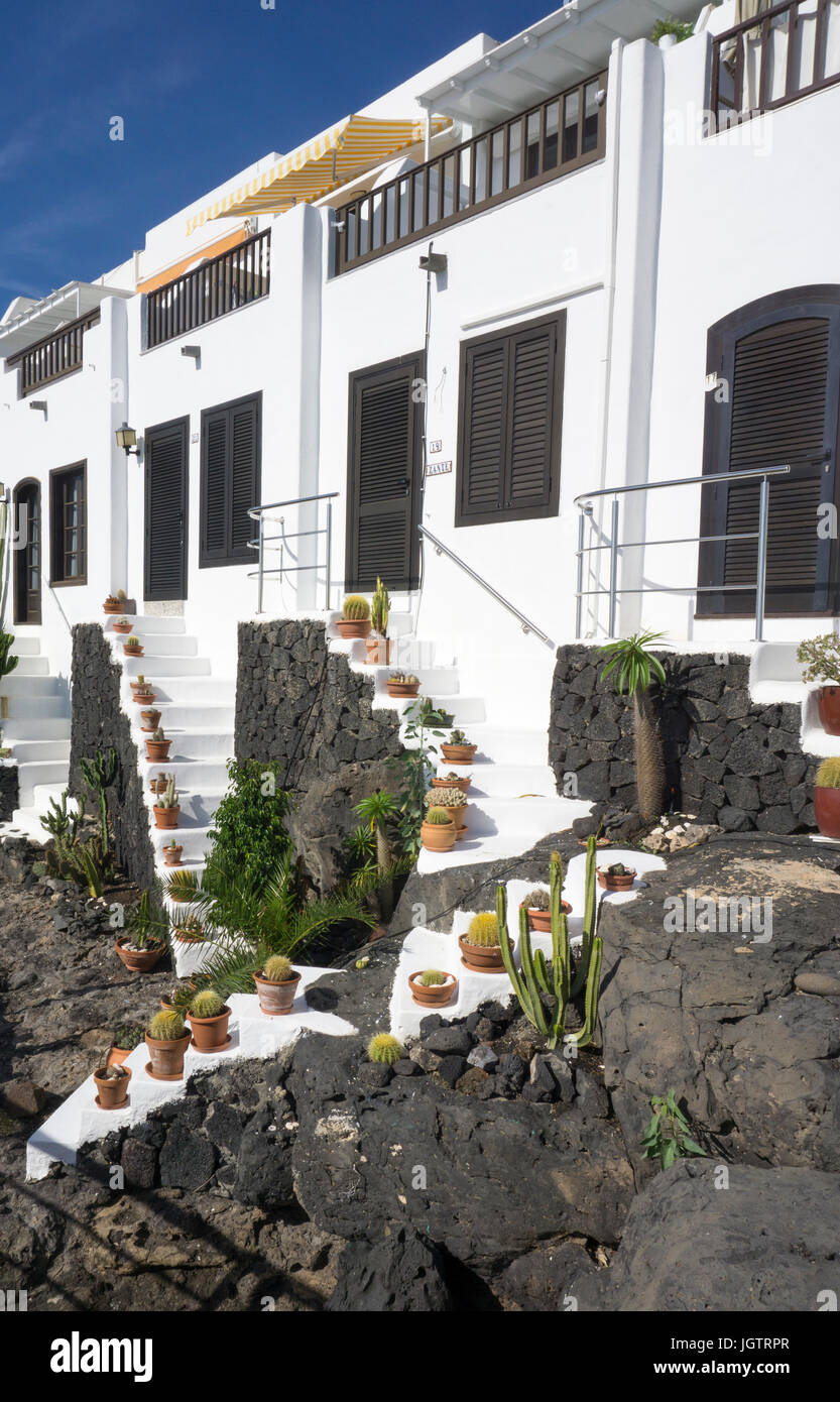 Angeln Häuser dekoriert mit Lava Vorgarten am Fischerhafen La Tinosa bei Puerto del Carmen, Lanzarote, Kanarische Inseln, Spanien, Europa Stockfoto
