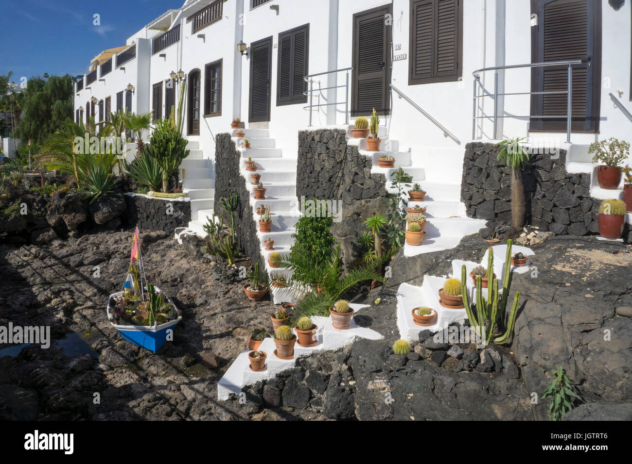 Angeln Häuser dekoriert mit Lava Vorgarten am Fischerhafen La Tinosa bei Puerto del Carmen, Lanzarote, Kanarische Inseln, Spanien, Europa Stockfoto