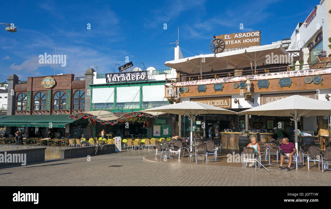 Touristische Restaurants am Fischerhafen La Tinosa, Puerto del Carmen, Lanzarote, Kanarische Inseln, Spanien, Europa Stockfoto