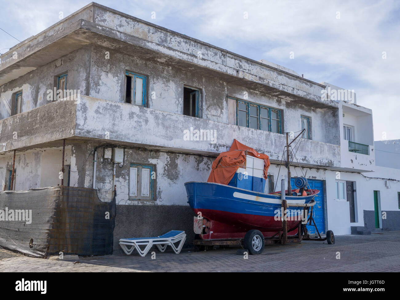 Angeln Boot auf Trailer zu einem baufälligen alten Haus, Dorf La Santa an der Nordküste der Insel Lanzarote, Kanarische Inseln, Spanien, Europa Stockfoto
