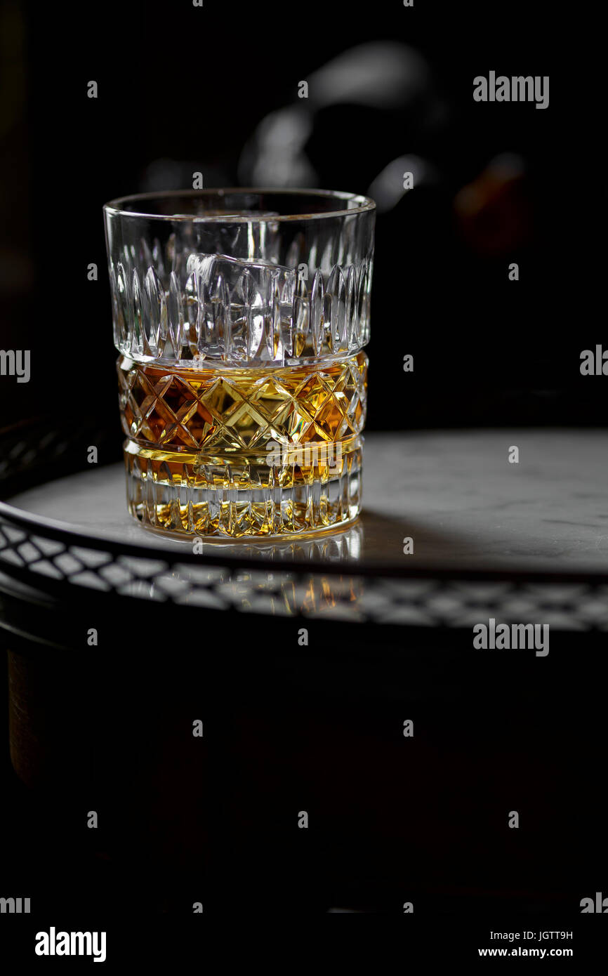 Cognac in einem Tumbler auf einem Tisch Stockfoto