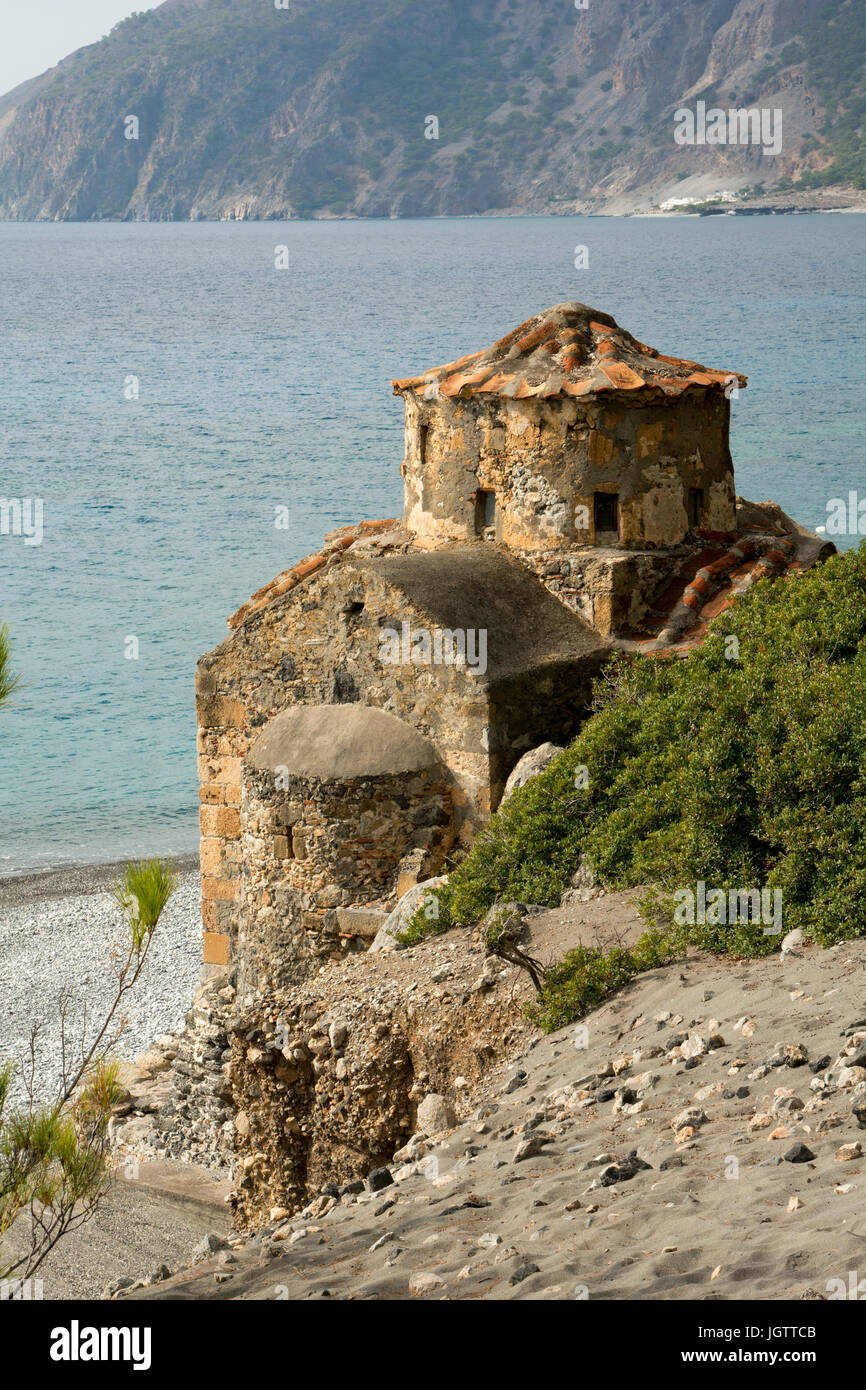 Siince mehr als tausend Jahre steht die griechisch-orthodoxe Kirche Agios Pavlos an der Küste des libyschen Meeres östlich von Agia Roumeli. Stockfoto