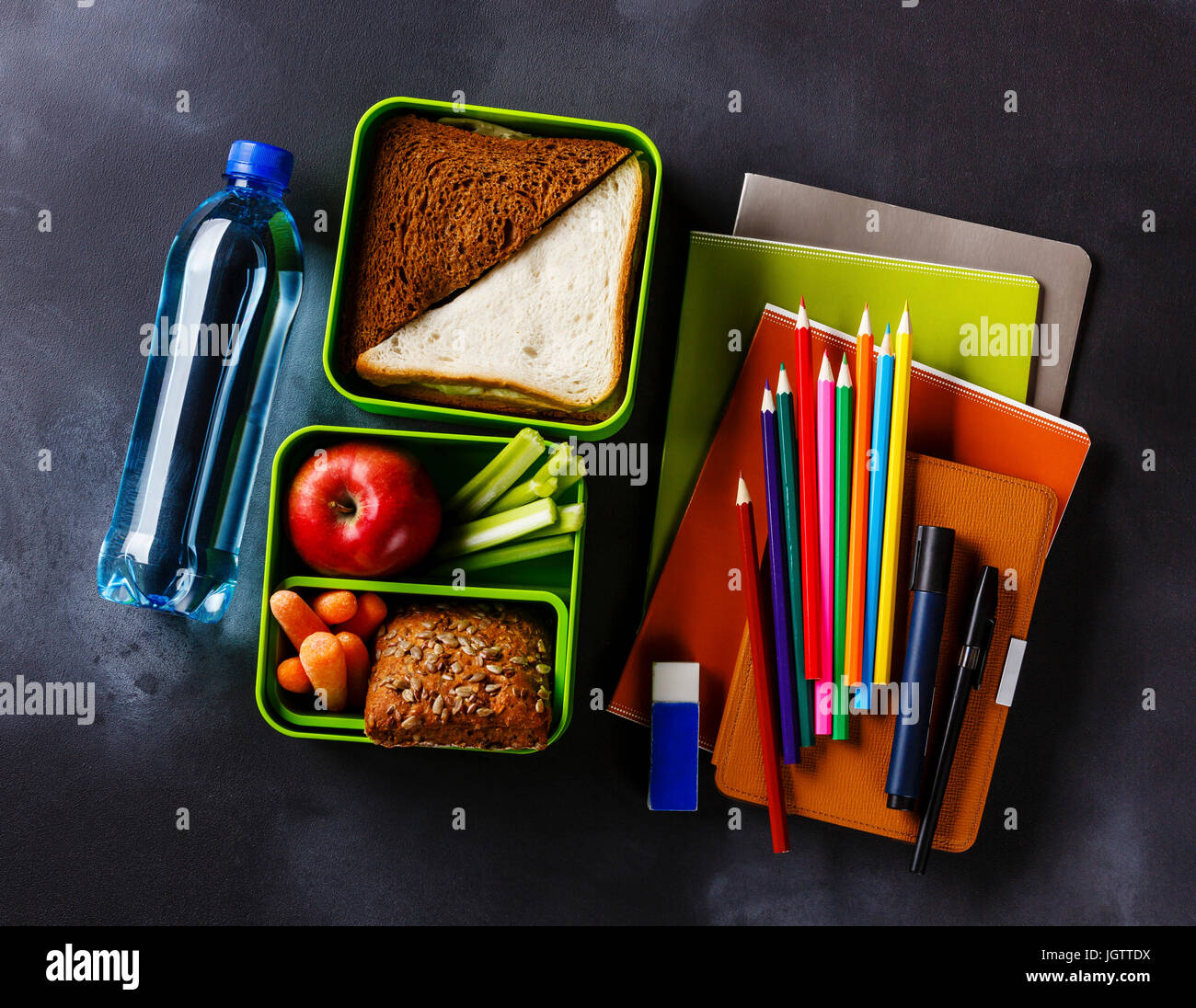 Nehmen Sie essen Lunch-Box mit Sandwiches und Gemüse, Flasche Wasser und Vorräte Stockfoto