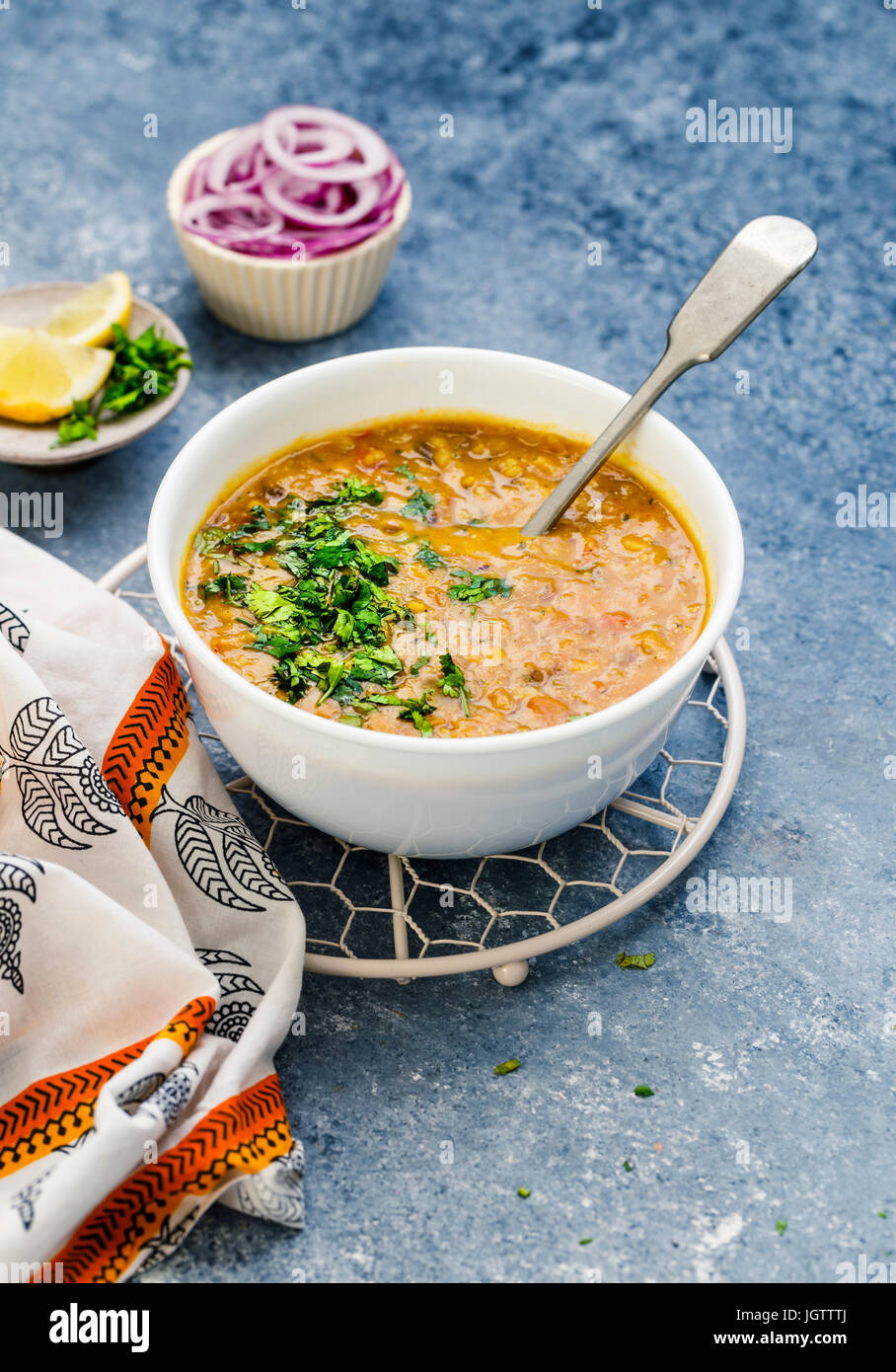 Dal Fry in einer Schüssel, Zitronenspalten und Zwiebelringe Stockfoto