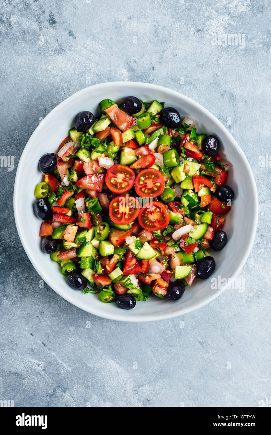 Türkischer Salat mit gehackten Gurken, Tomaten, Zwiebeln und grünem ...