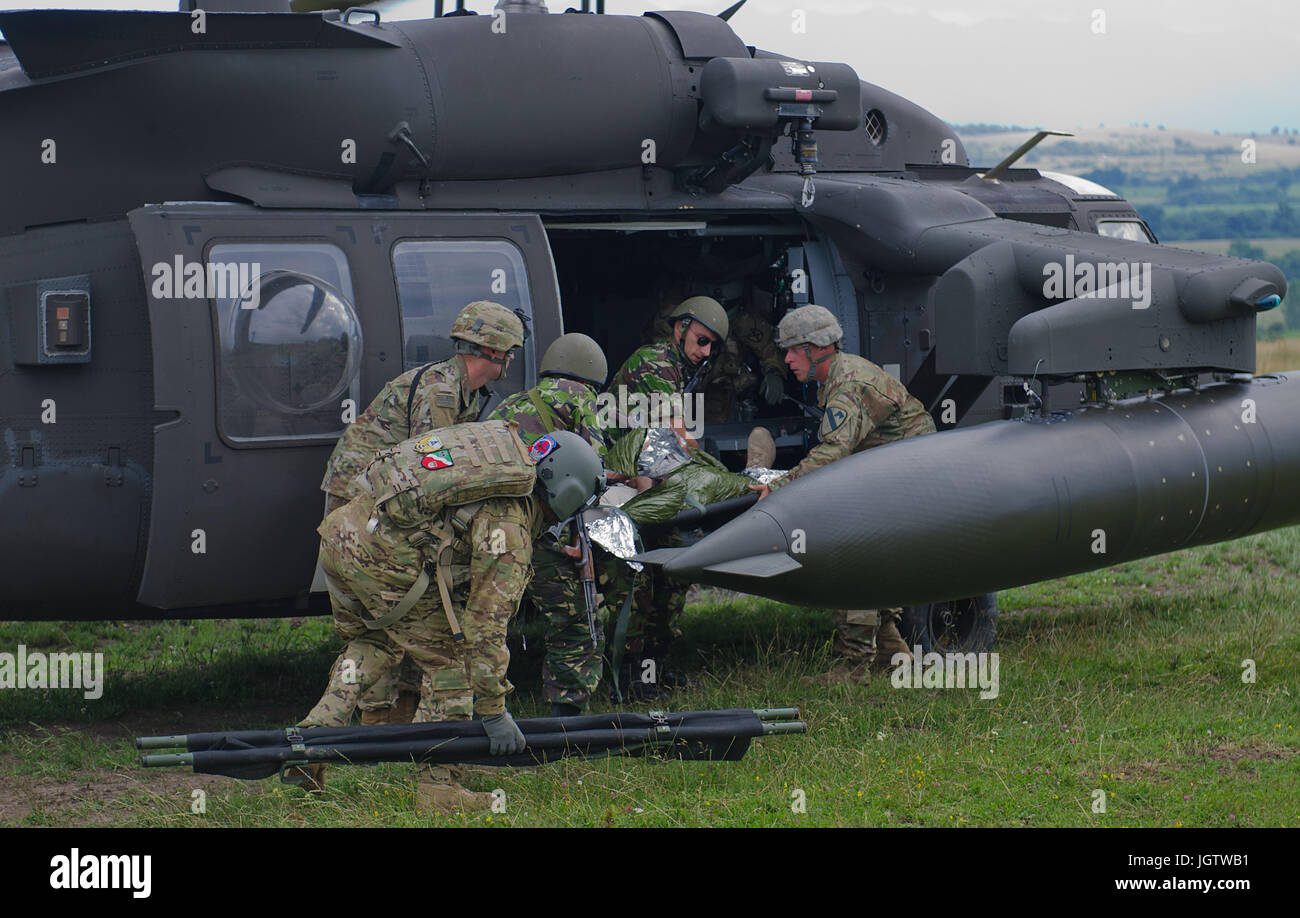 USA und rumänische Soldaten Übertragung der simulierten Unfall auf ein UH-60 Black Hawk in die Luft heben der Soldat bei einer lokalen medizinischen Verwertungsanlage in Rumänien im Joint National Training Center in Cincu, 8. Juli 2017. Getica Saber 17 ist eine US-geführte Feuer Koordinationsübung und kombinierte Waffen Leben Feuer-Übung, die sechs alliierte integriert und partner-Nationen mit mehr als 4.000 Soldaten. Getica Saber läuft gleichzeitig mit Saber Guardian, eine US-Army in Europa führte, multinationale Übung, die über Bulgarien, Rumänien und Ungarn mit mehr als 25.000 spannt service Mitglieder aus 22 Verbündete und partner n Stockfoto