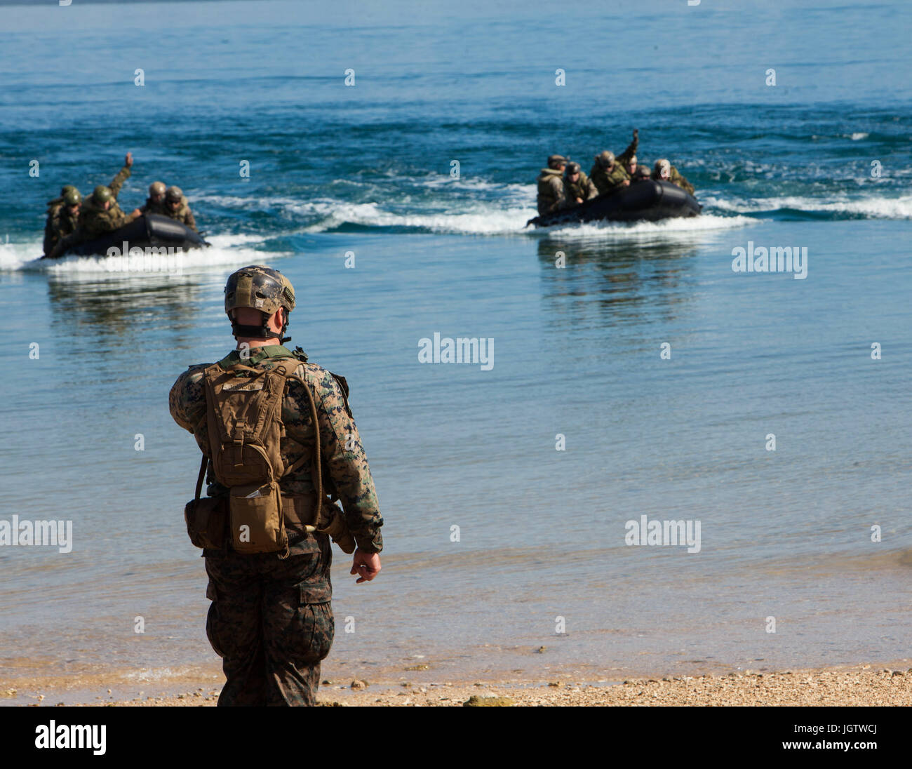 Marines mit Lima Gesellschaft, 31. Marine Expeditionary Unit, Battalion Landing Team, 3. Bataillon, 5. Marines erreichen Land innen Australian Defence Force Cowley Beach Trainingsbereich während einer amphibischen RAID-Probe im Rahmen der Talisman Saber 17, 8. Juli 2017. Talisman Saber ist eine alle zwei Jahre Übung zur Verbesserung die Interoperabilität zwischen australische und amerikanische Truppen. Der 31. MEU nimmt Teil in Talisman Saber 17 während auf seiner regelmäßigen Patrouille der Indo-Pazifik Region bereitgestellt. (U.S. Marine Corps Foto von Lance Cpl. Jonah Baase/freigegeben) Stockfoto