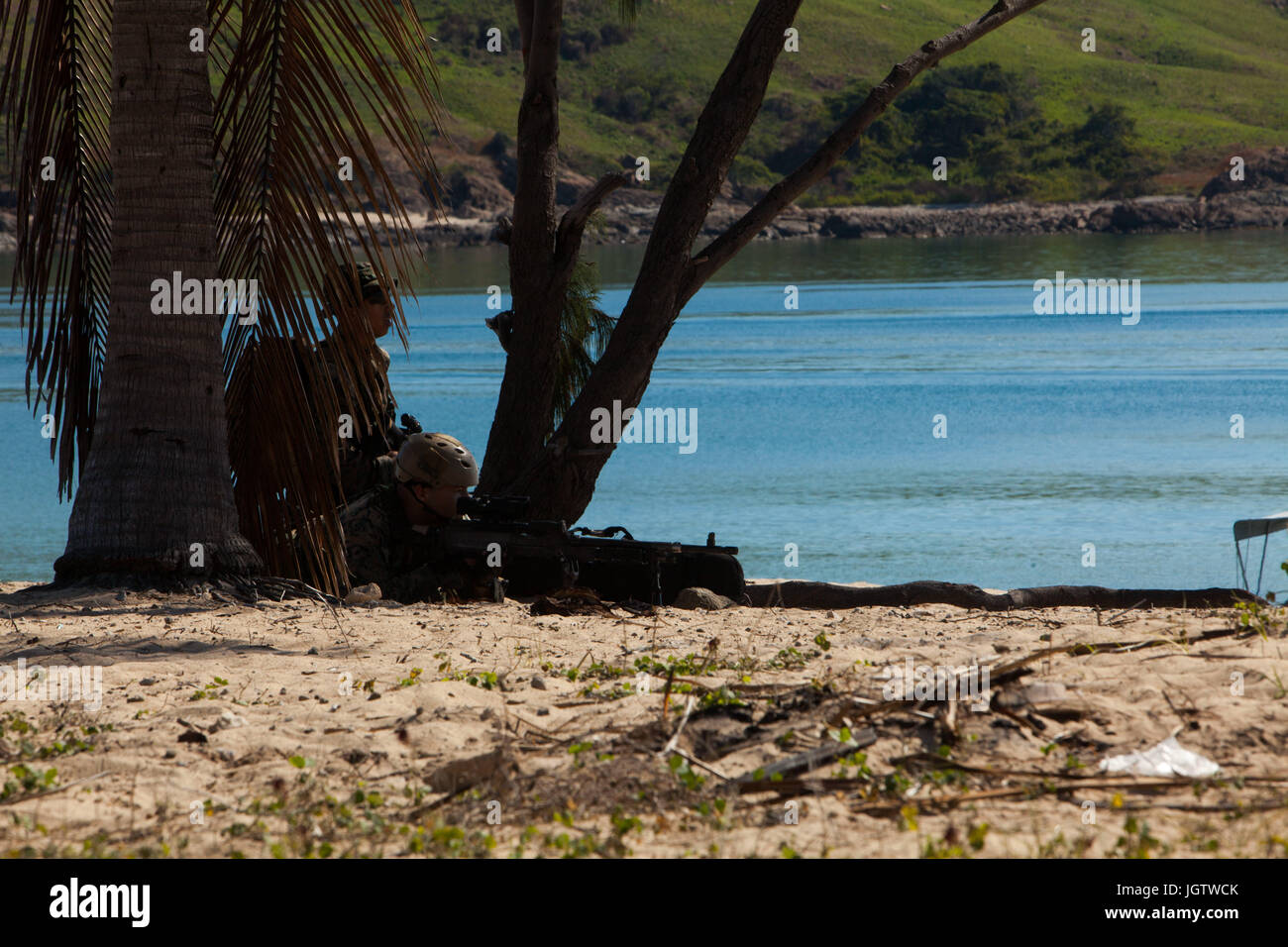 Marines mit Lima Unternehmen, Battalion Landing Team, 3. Bataillon, 5. Marines, 31. Marine Expeditionary Unit, Post-Sicherheit bei Australian Defence Force Cowley Beach Trainingsbereich während einer amphibischen RAID-Probe im Rahmen von Talisman Saber 17, 8. Juli, ist 2017.Talisman Saber eine Biennale Übung zur Verbesserung die Interoperabilität zwischen australische und amerikanische Truppen. Der 31. MEU nimmt Teil in Talisman Saber 17 während auf seiner regelmäßigen Patrouille der Indo-Pazifik Region bereitgestellt. (U.S. Marine Corps Foto von Lance Cpl. Jonah Baase/freigegeben) Stockfoto