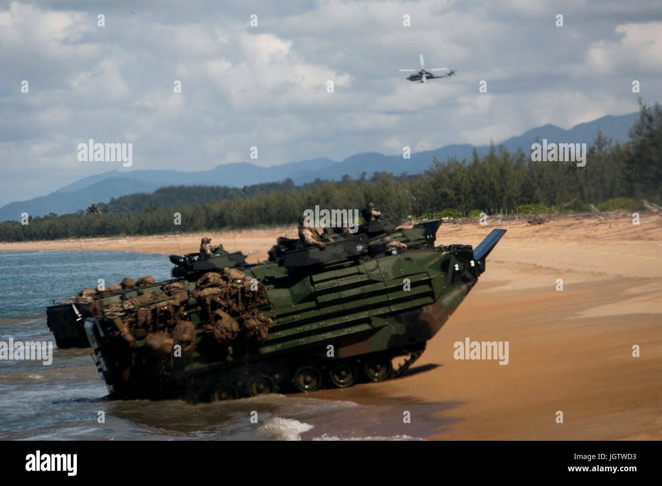 Marines mit Ostindien-Kompanie, Battalion Landing Team, 3. Bataillon, 5. Marines, 31. Marine Expeditionary Unit machen Landfall an Bord Angriff amphibische Fahrzeuge während der Proben für Übung Talisman Saber 17, Australian Defence Force Cowley Beach Trainingsbereich, Queensland, Australien, 8. Juli 2017. Ostindien-Kompanie ist die mechanisierte RAID-Firma für die 31. MEU, unterstützt derzeit Talisman Saber 17 während auf seiner regelmäßigen Patrouille der Indo-Pazifik Region bereitgestellt. Talisman Saber ist eine alle zwei Jahre Übung zur Verbesserung die Interoperabilität zwischen australische und amerikanische Streitkräfte Stockfoto