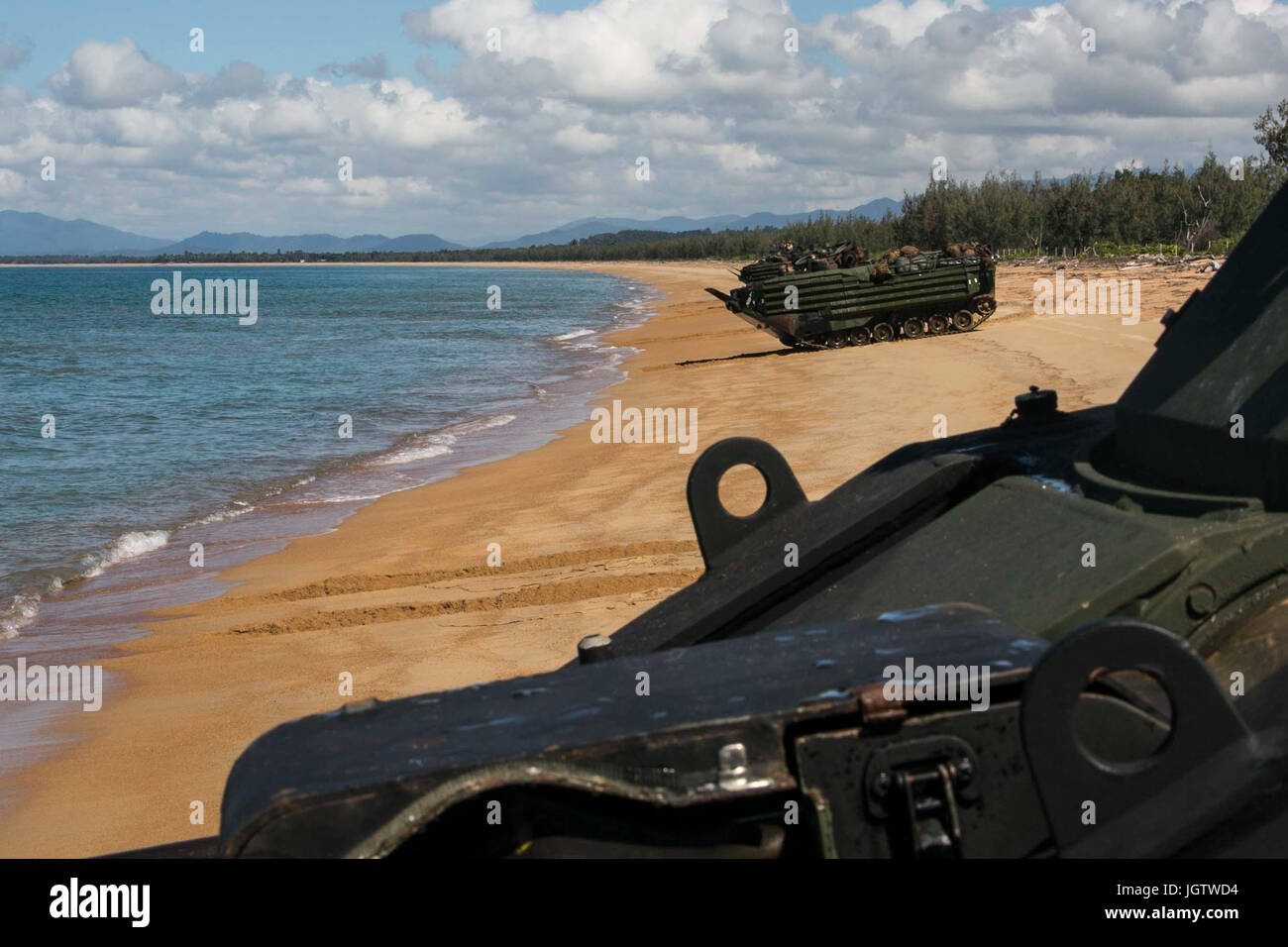 Marines mit Ostindien-Kompanie, Battalion Landing Team, 3. Bataillon, 5. Marines, 31. Marine Expeditionary Unit, manövrieren die Küste bei während der Proben für Übung Talisman Saber 17, Australian Defence Force Cowley Beach Trainingsbereich, Queensland, Australien, 8. Juli 2017. Ostindien-Kompanie ist die mechanisierte RAID-Firma für die 31. MEU, unterstützt derzeit Talisman Saber 17 während auf seiner regelmäßigen Patrouille der Indo-Pazifik Region bereitgestellt. Talisman Saber ist eine alle zwei Jahre Übung zur Verbesserung die Interoperabilität zwischen australische und amerikanische Truppen. (U.S. Marine Corps ph Stockfoto