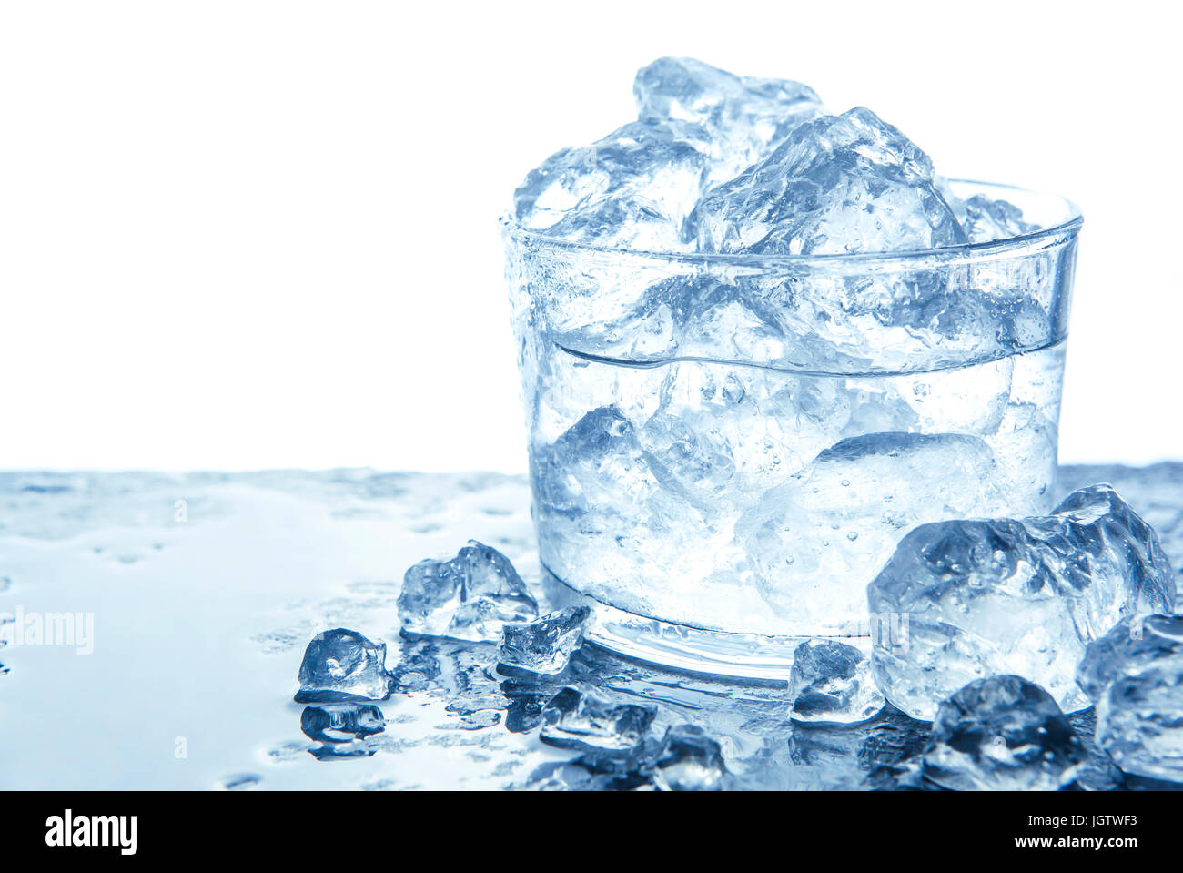 Wasser mit Eiswürfeln in Glas Stockfoto