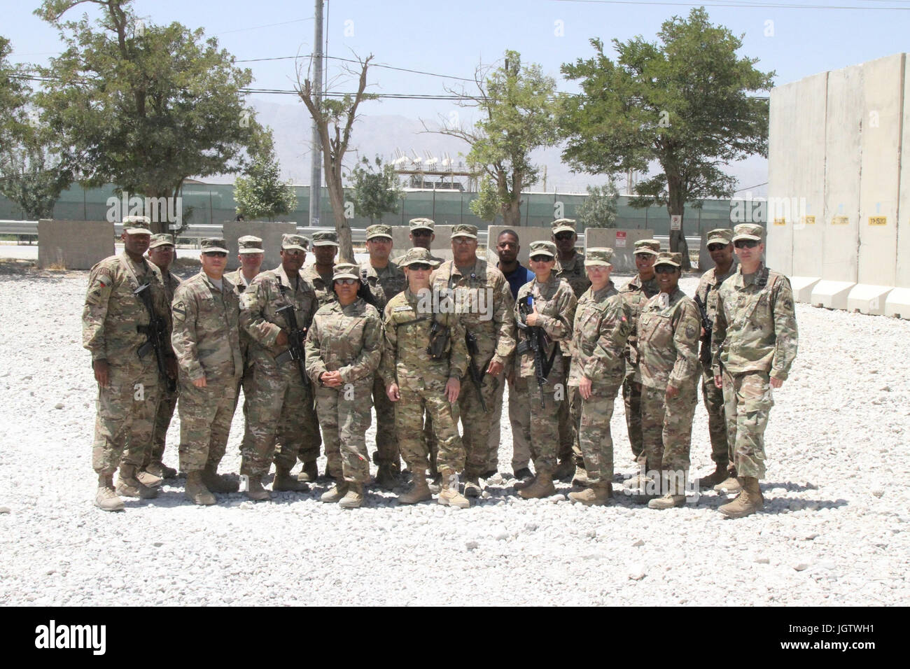 Am 9. Juli 2017 feierten die Beamten des Warrant Officer Corps auf dem Bagram Air Field, Afghanistan, den 99. Jahrestag des Warrant Officer Corps, wobei sie den weltweiten Dienst in mehreren Armeetechnikerzweigen und die fortgesetzten operativen Beiträge hervorheben. Stockfoto
