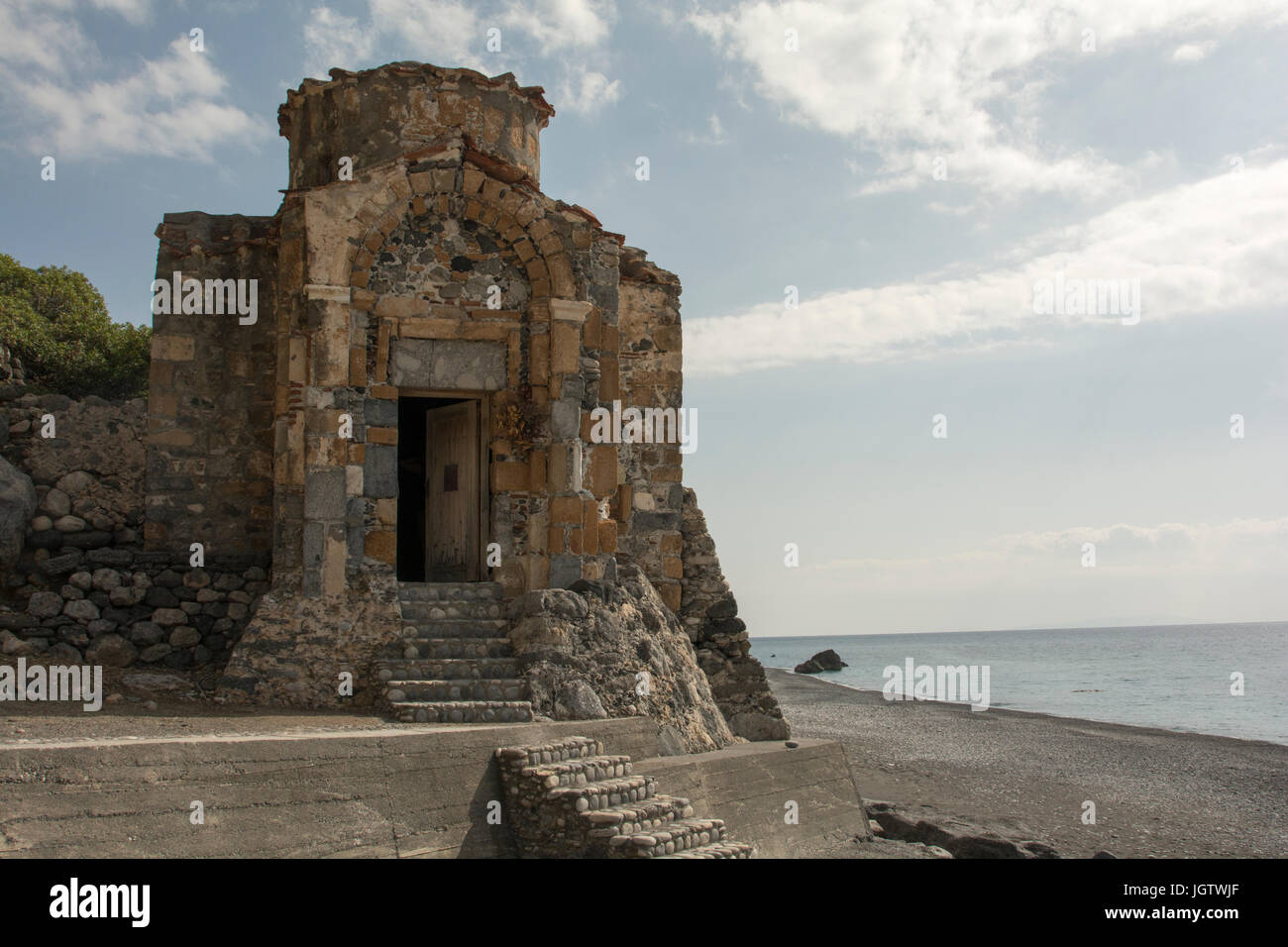Siince mehr als tausend Jahre steht die griechisch-orthodoxe Kirche Agios Pavlos an der Küste des libyschen Meeres östlich von Agia Roumeli. Stockfoto