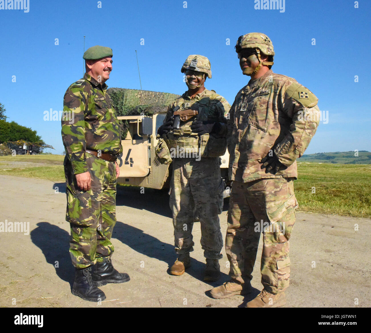 CINCU, Rumänien - US-Armeesoldaten des 1. Bataillons, 66. gepanzerte Regiment, 3rd Armored Brigade Combat Team spricht mit Soldaten der rumänischen Armee während Getica Saber 17, 10. Juli 2017. Getica Saber 17 ist eine US-geführte Feuer Unterstützung Koordinationsübung und kombinierte Waffen Leben Feuer-Übung, die sechs alliierte integriert und partner-Nationen mit mehr als 4.000 Soldaten. Getica Saber 17 läuft gleichzeitig mit Saber Guardian 17, eine US-Army in Europa führte, multinationale Übung, die über Bulgarien, Rumänien und Ungarn mit mehr als 25.000 spannt service Mitglieder aus 22 Verbündete und partner-Nationen. Stockfoto