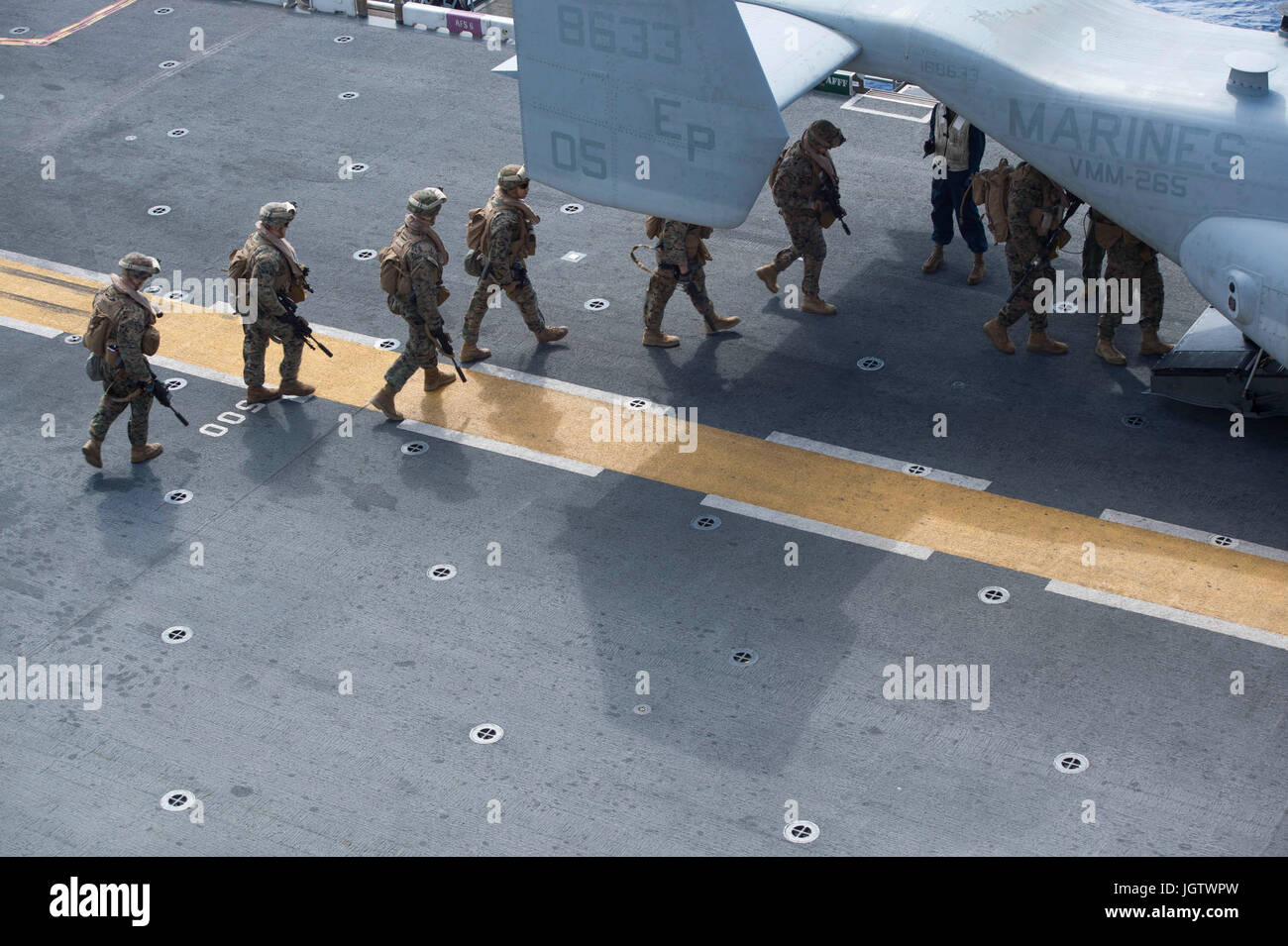 1707010-N-DC385-134 CORAL SEA (10. Juli 2017) Marines, zugeordnet zu den 31. Marine Expeditionary Unit (MEU) Board ein MV-22 Osprey, zugeordnet zu den "Drachen" der Marine Medium Tiltrotor Squadron (VMM) 265 (Stahlbeton), auf dem Flugdeck der amphibischen Angriff Schiff USS Bonhomme Richard (LHD-6) im Rahmen einer Aufklärung und Überwachung einsetzen Übung während Talisman Saber 17. Bonhomme Richard, Teil einer kombinierten US-Australia-New Zealand expeditionary Strike Group, durchläuft eine Reihe von Szenarien, die Marine Ausprägungen im Betrieb gegen Blau-Wasser kontradiktorischen Thre erhöhen Stockfoto