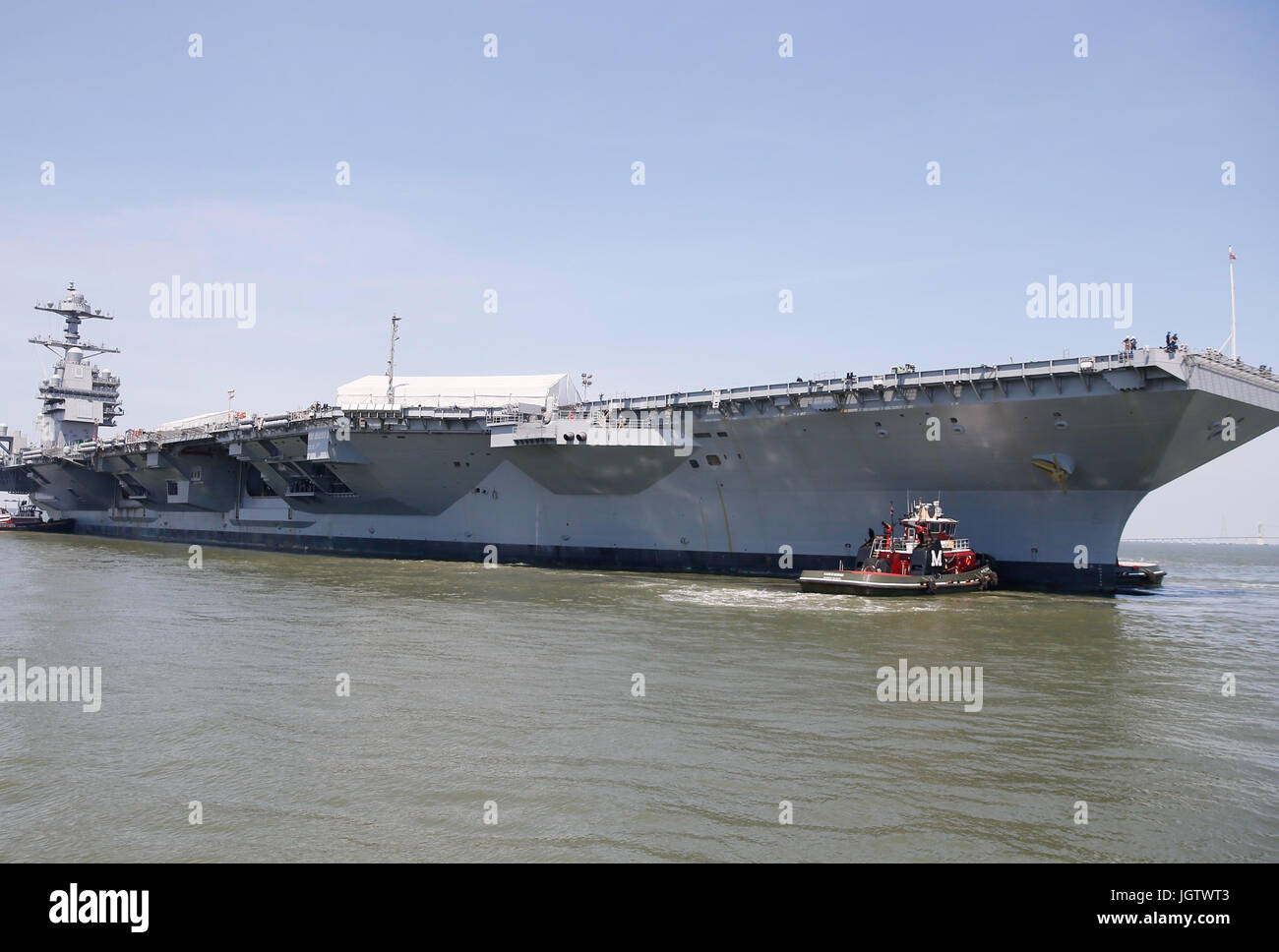 NEWPORT NEWS, Virginia (11. Juni 2016)--Schlepper Manöver Pre-Commissioning Einheit Gerald R. Ford (CVN-78) in den James River während das Schiff wiederum Schiff Evolution. Dies ist ein wichtiger Meilenstein, der neueste Flugzeugträger des Landes einen weiteren Schritt näher, bis zur Auslieferung und Inbetriebnahme bringt. (Foto: U.S. Navy Mass Communication Specialist 3. Klasse Cathrine Mae O. Campbell) Stockfoto