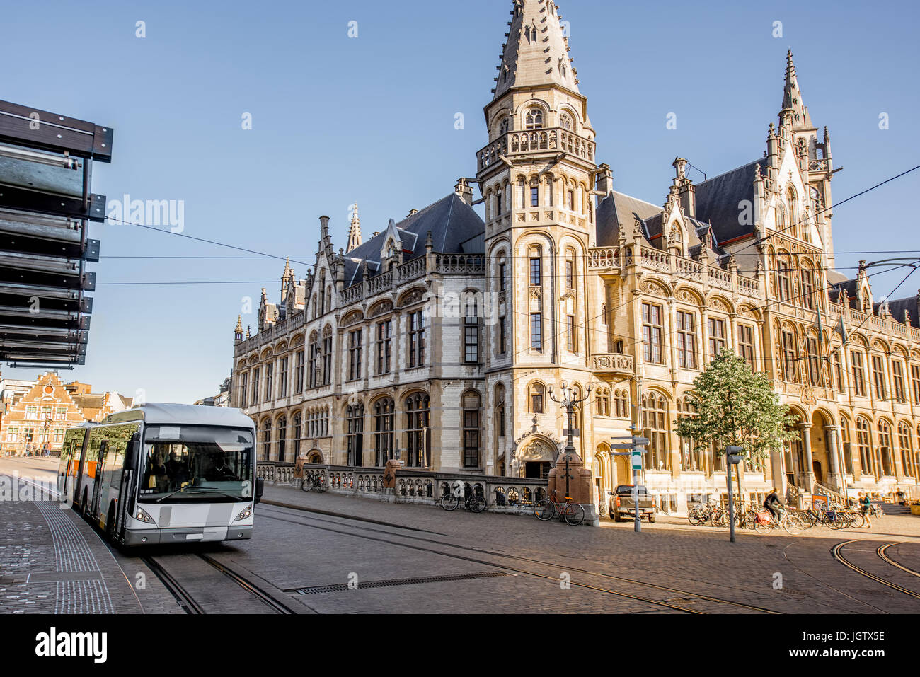 Stret Blick auf das Postgebäude im Laufe des Vormittags in der Stadt Gent, Belgien Stockfoto