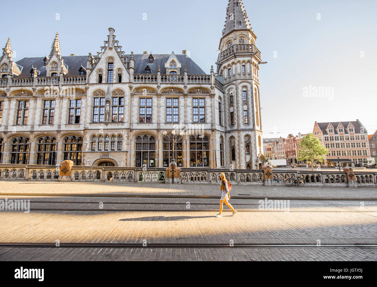 Stret Blick auf das Postgebäude mit Frau, die im Laufe des Vormittags in der Stadt Gent, Belgien Stockfoto