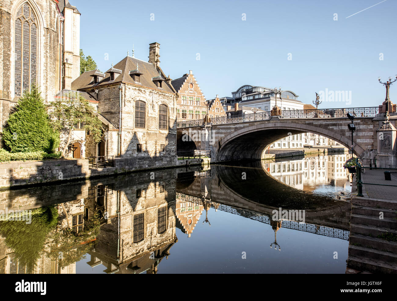 Blick auf die St. NikolausBrücke und Kirche in der Stadt