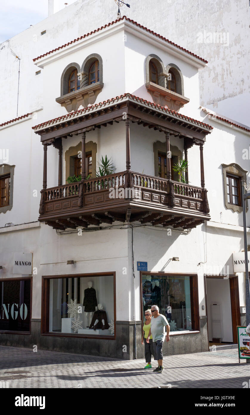 Typisch kanarisches Haus mit Holzbalkon, Stadt Arrecife, Lanzarote, Kanarische Inseln, Spanien, Europa Stockfoto