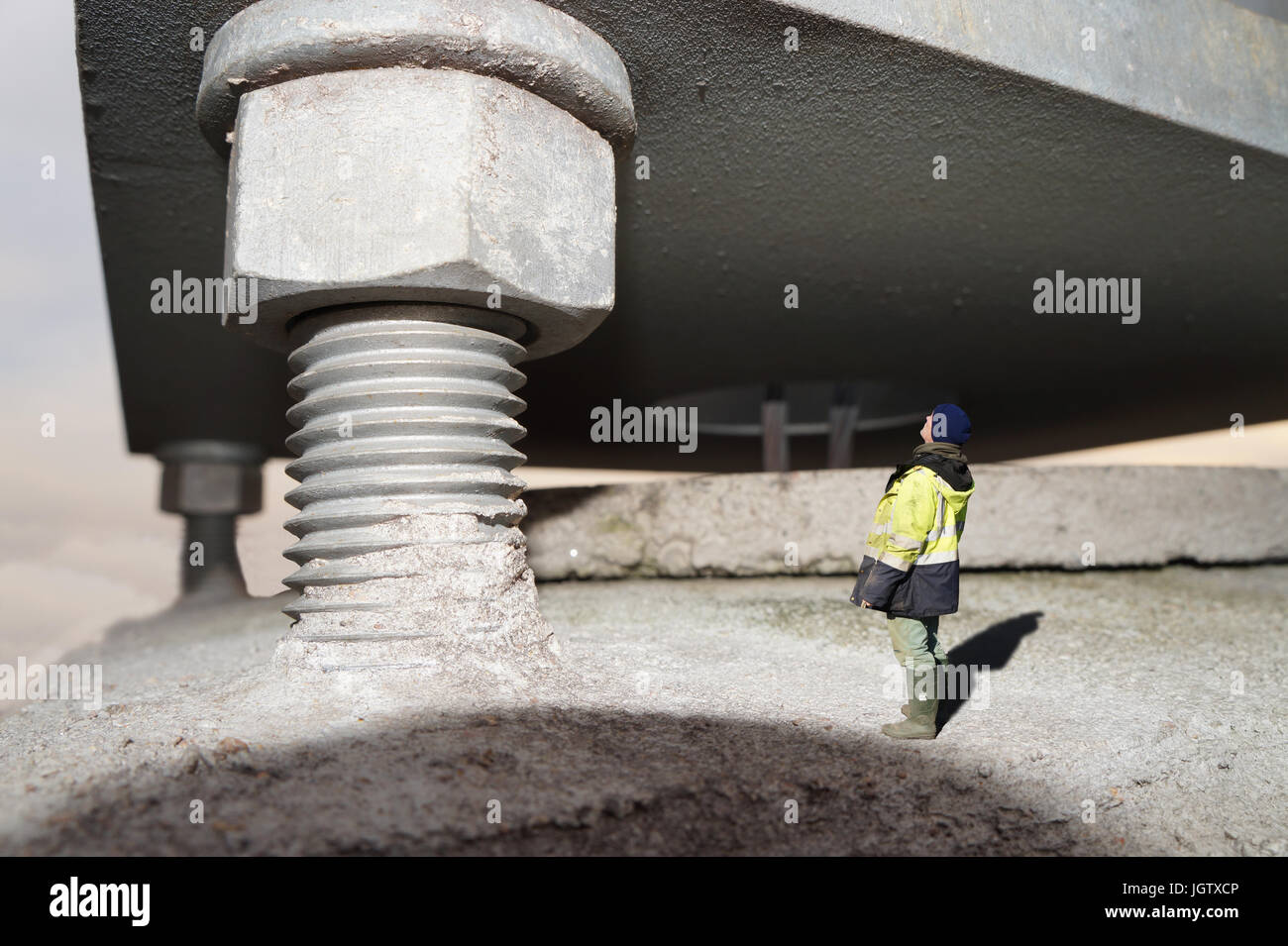 Kleine Person nach oben auf eine gigantische Struktur, von den Göttern geschaffen? Stockfoto