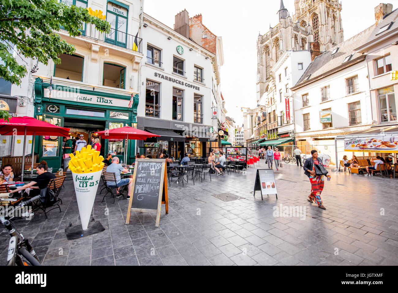 ANTWERPEN, Belgien - 2. Juni 2017: Streetview mit überfüllten Cafés und Fast food in der Mitte der Altstadt der Stadt Antwerpen in Belgien Stockfoto