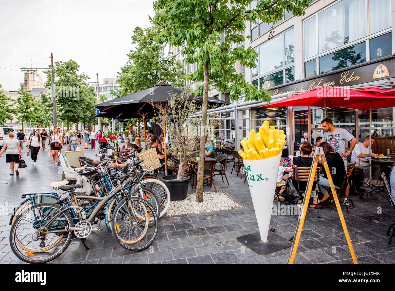 ANTWERPEN, Belgien - 2. Juni 2017: Streetview mit überfüllten Cafés und Fast food in der Mitte der Altstadt der Stadt Antwerpen in Belgien Stockfoto