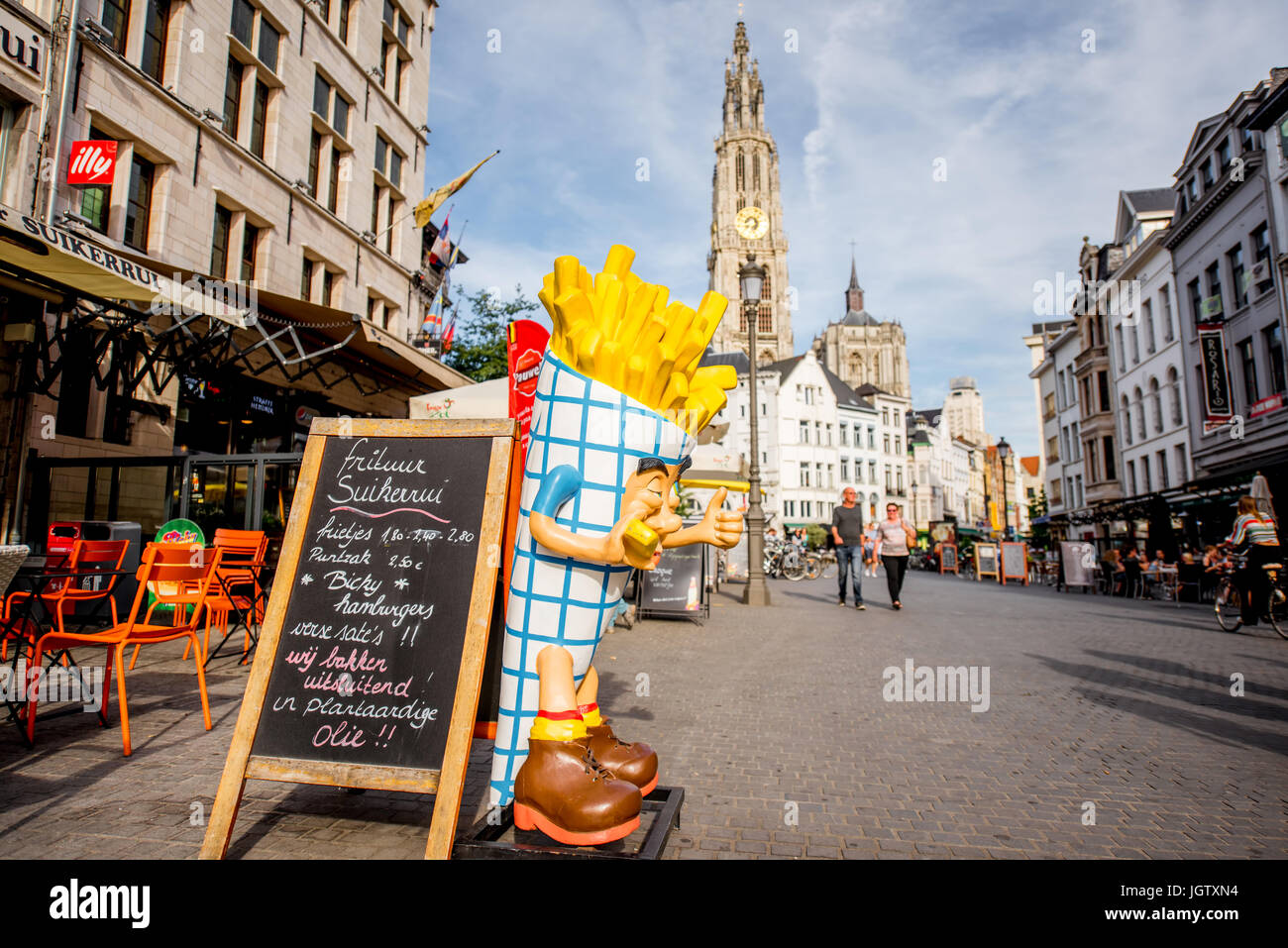 ANTWERPEN, Belgien - 2. Juni 2017: Streetview mit überfüllten Cafés und Fast food in der Mitte der Altstadt der Stadt Antwerpen in Belgien Stockfoto