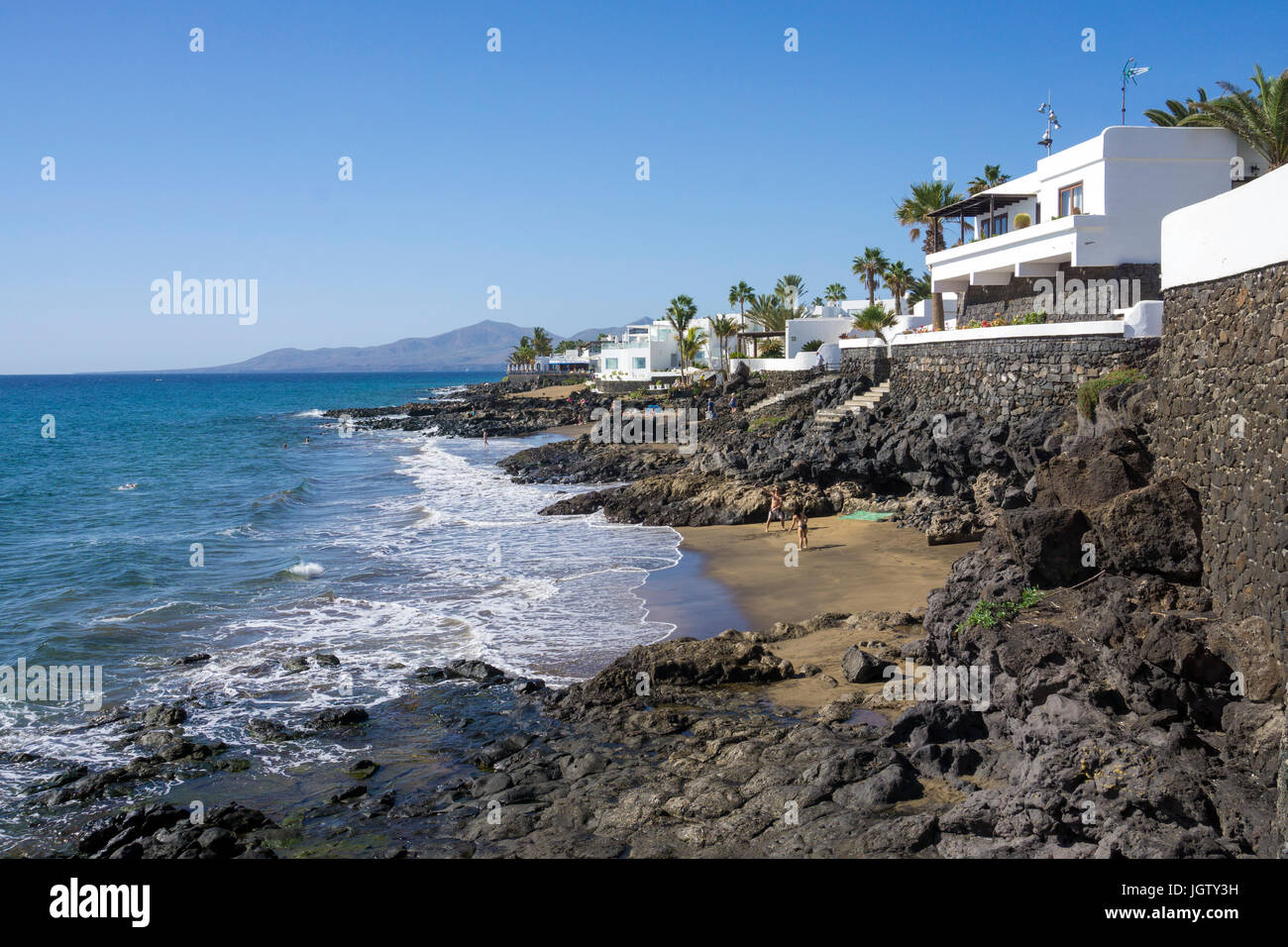 Kleine Strände zwischen Lavafelsen und unterhalb der Promenade, Puerto del Carmen, Lanzarote, Kanarische Inseln, Spanien, Europa Stockfoto