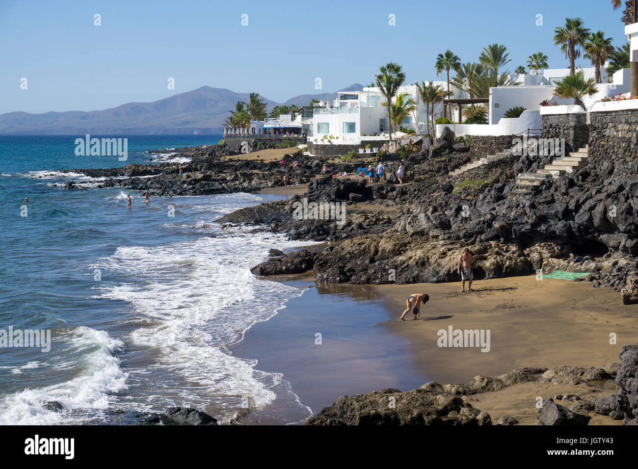 Kleine Strände zwischen Lavafelsen und unterhalb der Promenade, Puerto del Carmen, Lanzarote, Kanarische Inseln, Spanien, Europa Stockfoto