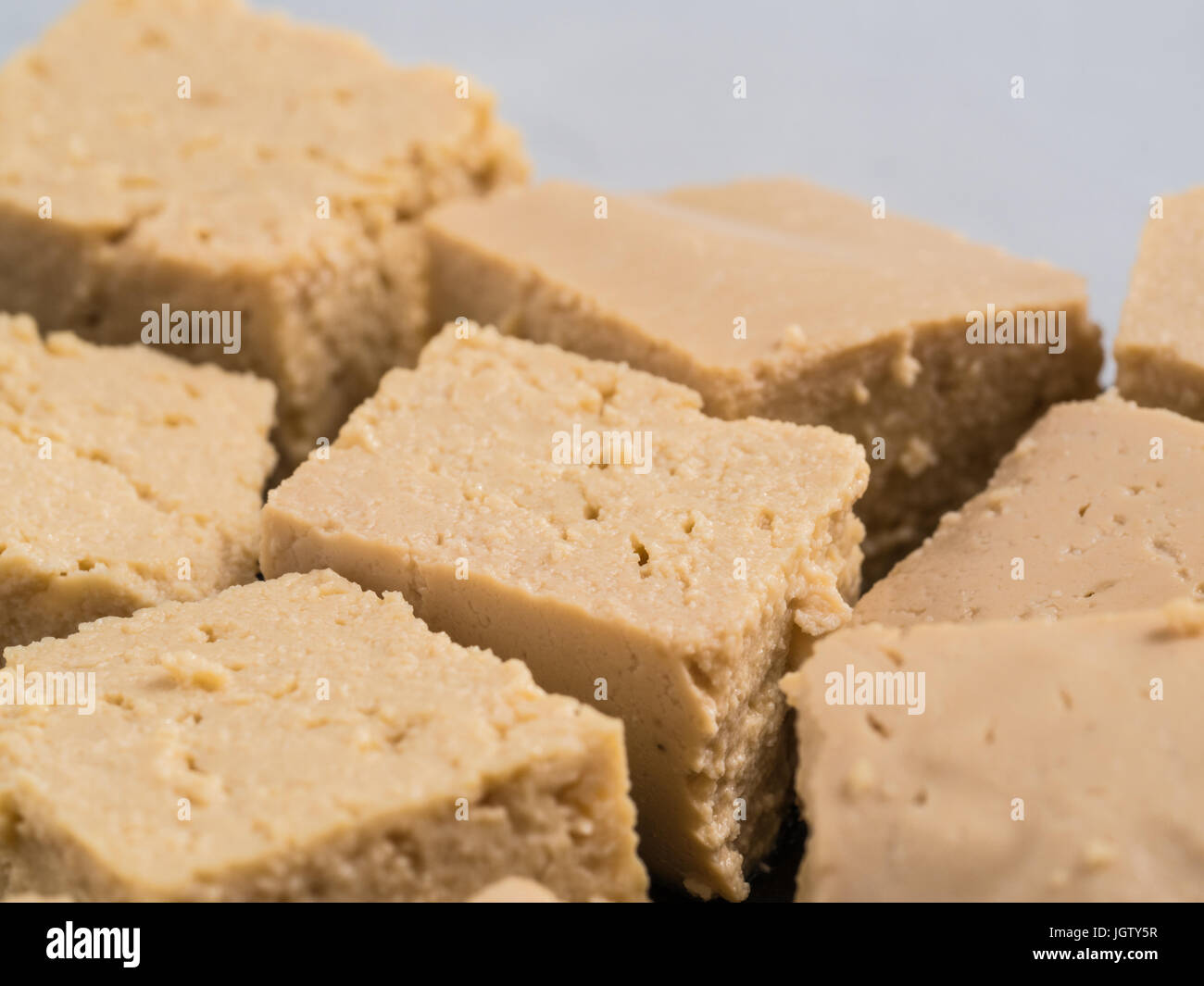 Nahaufnahme von Soja-Käse-Tofu gewürfelt. Kopieren Sie Raum. Stockfoto