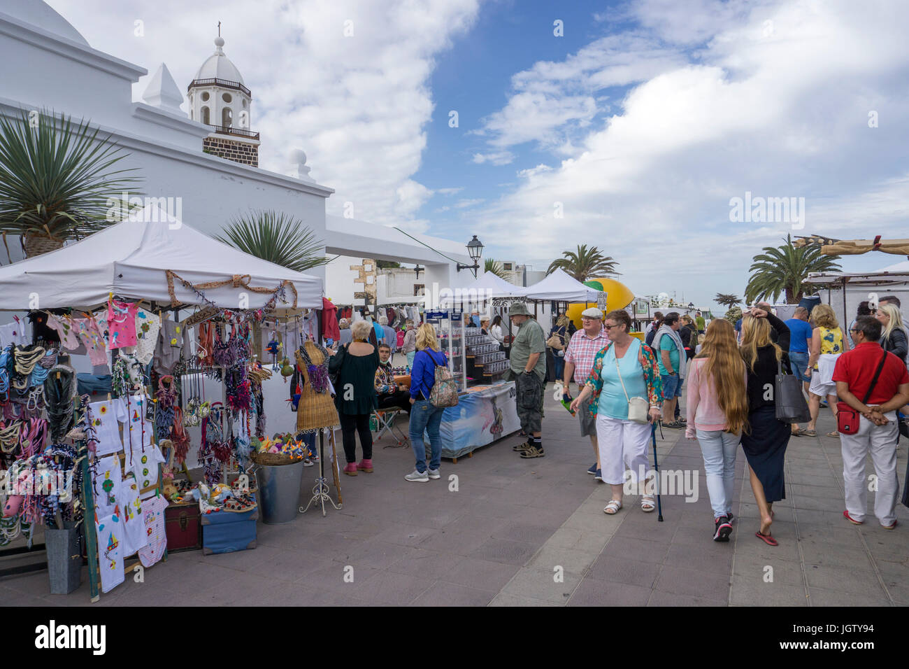 Shopping in der populären wöchentlichen Markt am Sonntag, Teguise, Lanzarote, Kanarische Inseln, Spanien, Europa Stockfoto
