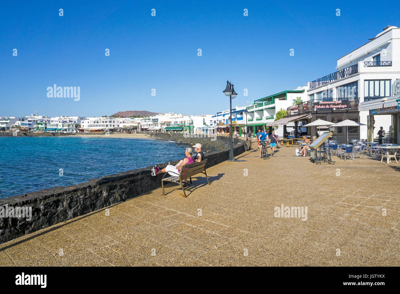 Promenade mit Restaurants und Geschäften am Playa Blanca, Lanzarote, Kanarische Inseln, Spanien, Europa Stockfoto