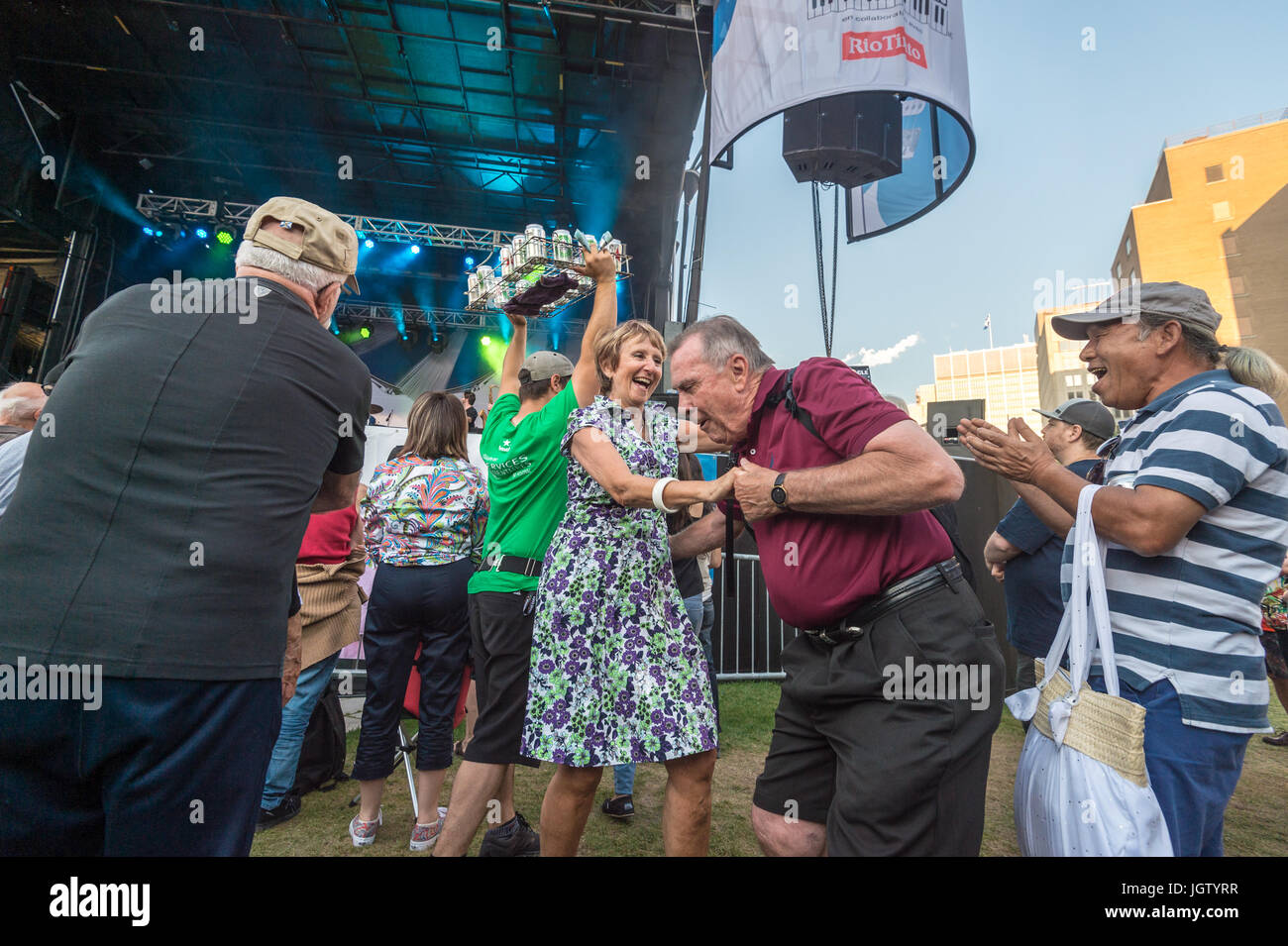 Montreal, Kanada - 4. Juli 2017 - ältere Leute tanzen während Kraftstoff Junkie Auftritt beim Montreal Jazz Festival Stockfoto