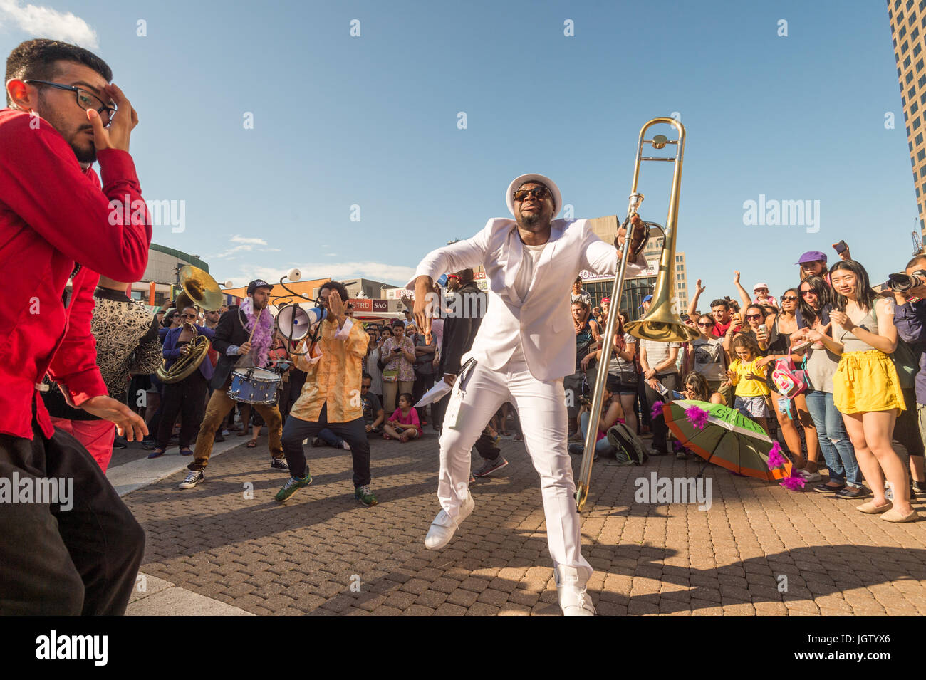 Montreal, 8. Juli 2017: Posaunist von Urban Science Blaskapelle beim Montreal Jazz Festival Stockfoto