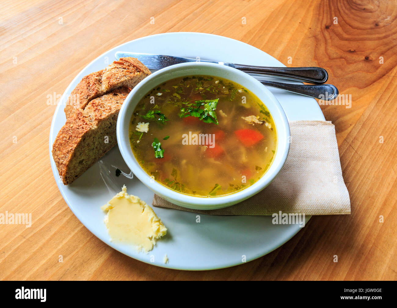 Frisch, hausgemacht, Bio-Huhn und Gemüse Suppe mit frisch gebackenem Brot serviert Mittagessen auf dem launischen Fig Bauernhof außerhalb von Victoria, BC, Kanada, auf Stockfoto