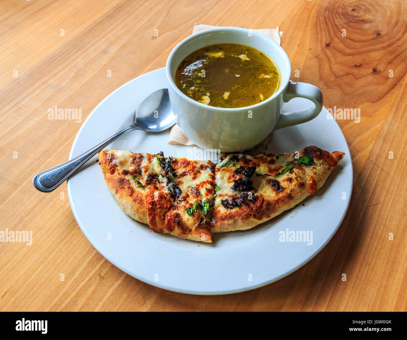 Frisch, hausgemacht, Bio-Huhn und Gemüse Suppe mit hausgemachten Pizza serviert mittags auf dem launischen Fig Bauernhof außerhalb Victoria, BC, Kanada, auf Va Stockfoto