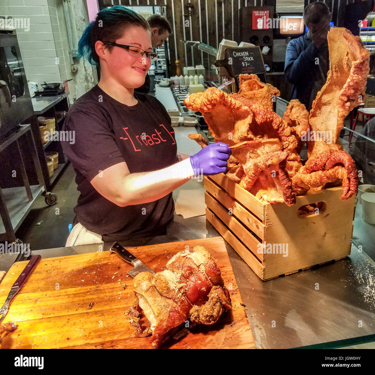 RIESIGE Schweinefleisch Cracklins Braten Fleisch & Sandwich Shop in Victoria Public Market im Hudson in Victoria auf Vancouver Island, BC, Kanada. Stockfoto