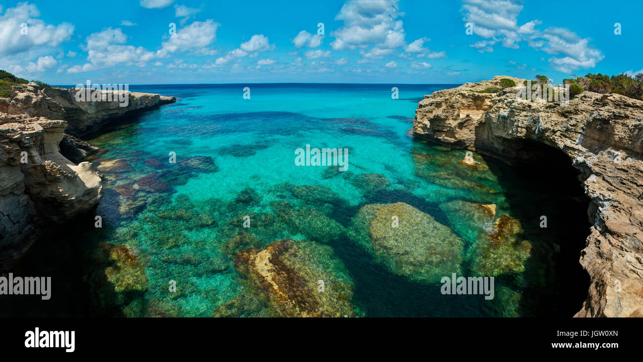 Blick auf felsigen Küste und transparente Meerwasser mit Korallen auf Akamas-Halbinsel, Zypern Stockfoto