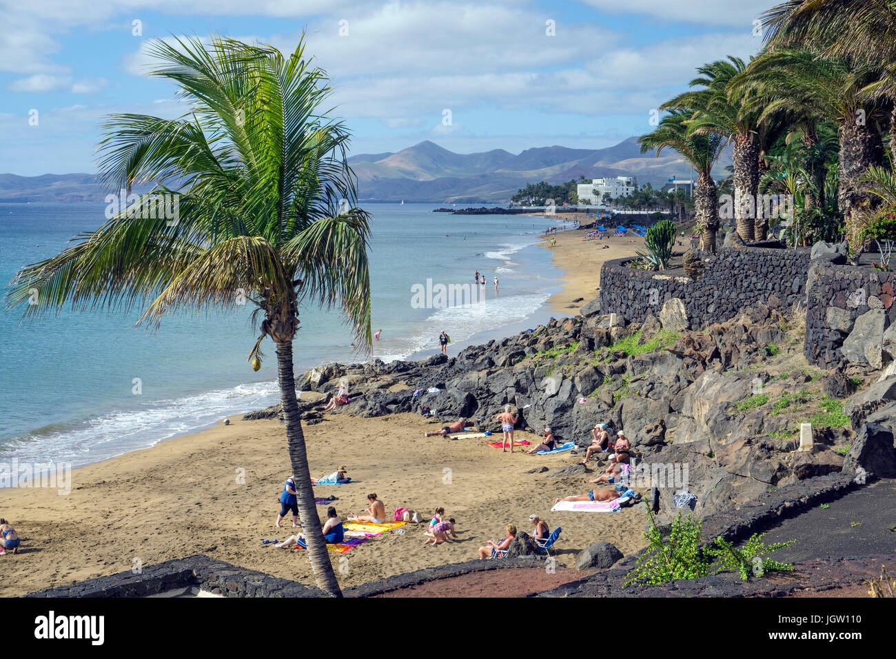 Die Leute an den Stränden zwischen Lavafelsen, Puerto del Carmen, Lanzarote, Kanarische Inseln, Spanien, Europa Stockfoto