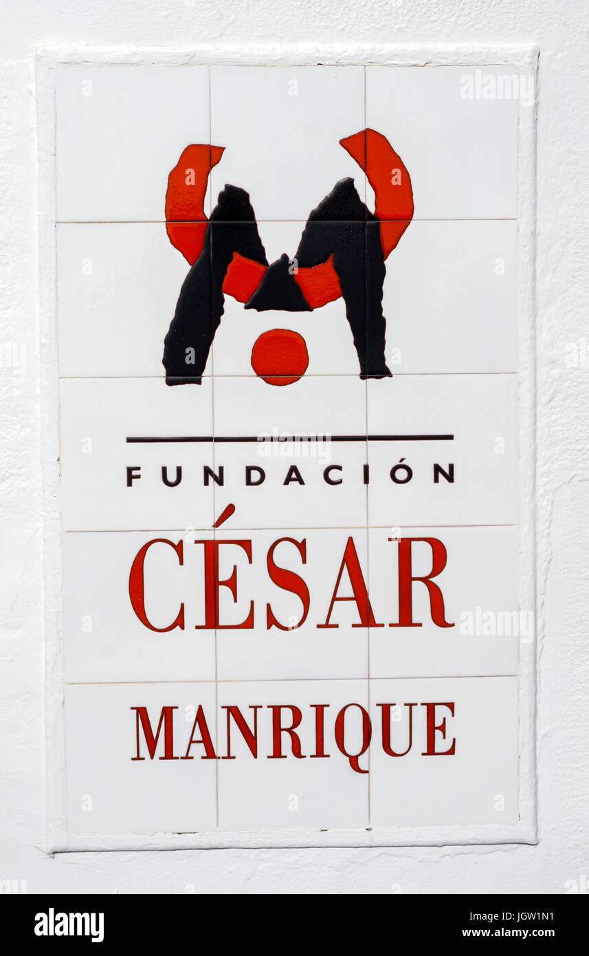 Logo von Cesar Manrique auf Fliesen am Eingang der Fundacion Cesar Manrique, Taro de Tahiche, La Asomada, Lanzarote, Kanarische Inseln, Europa Stockfoto